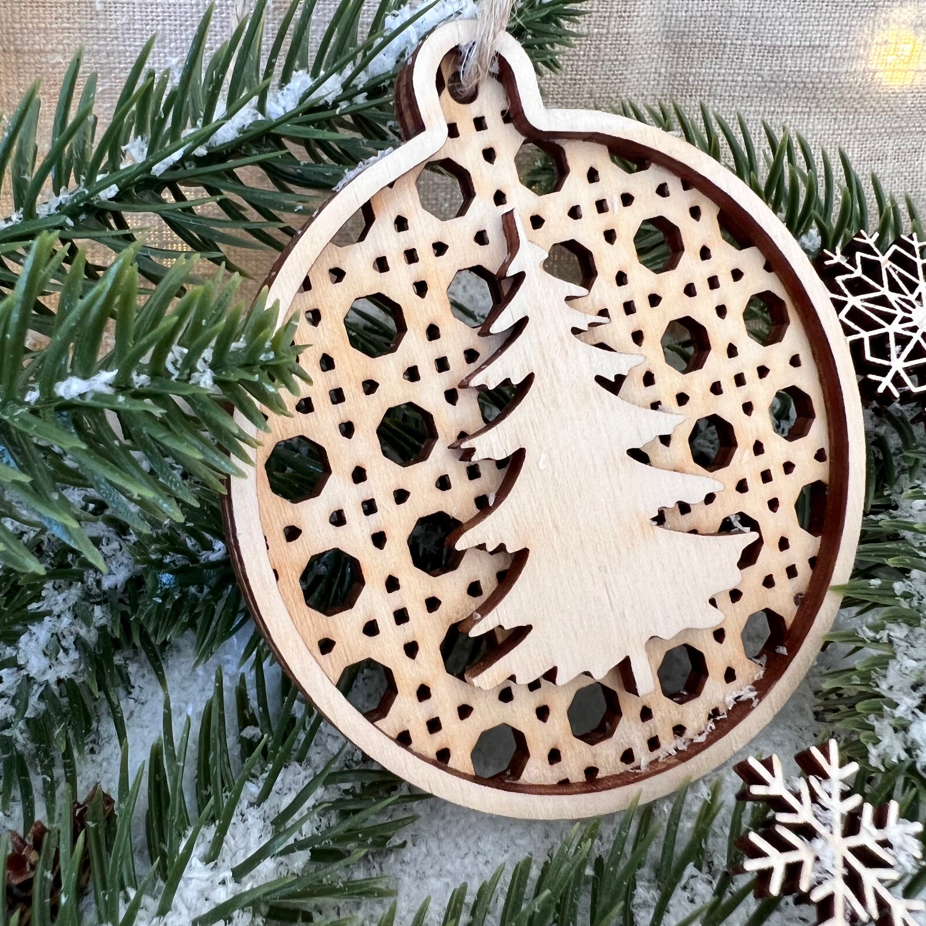 Personalisierte Christbaumkugeln, Weihnachtskugeln aus Holz personalisiert mit Namen, Weihnachtsbaum Schmuck aus Holz