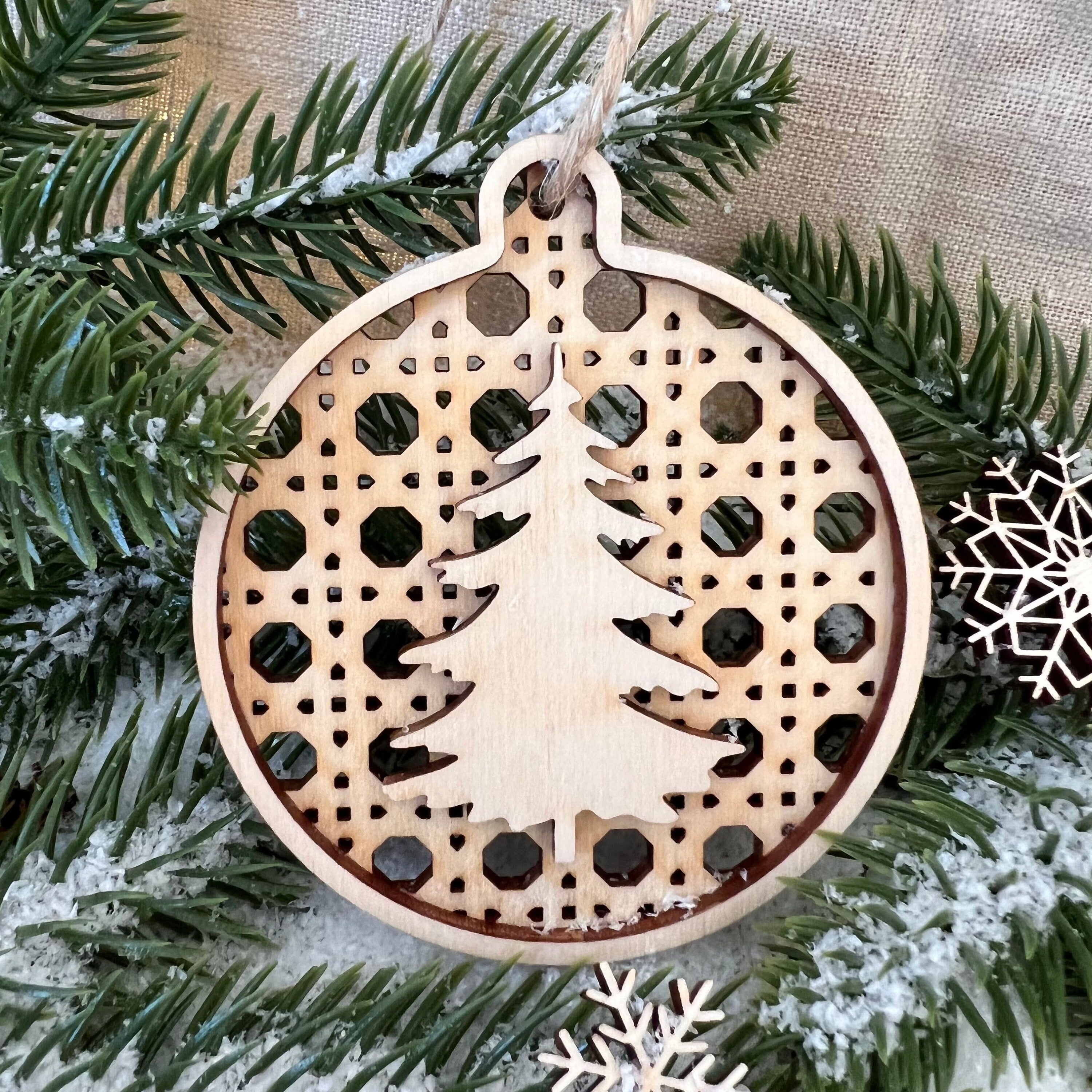 Personalisierte Christbaumkugeln, Weihnachtskugeln aus Holz personalisiert mit Namen, Weihnachtsbaum Schmuck aus Holz
