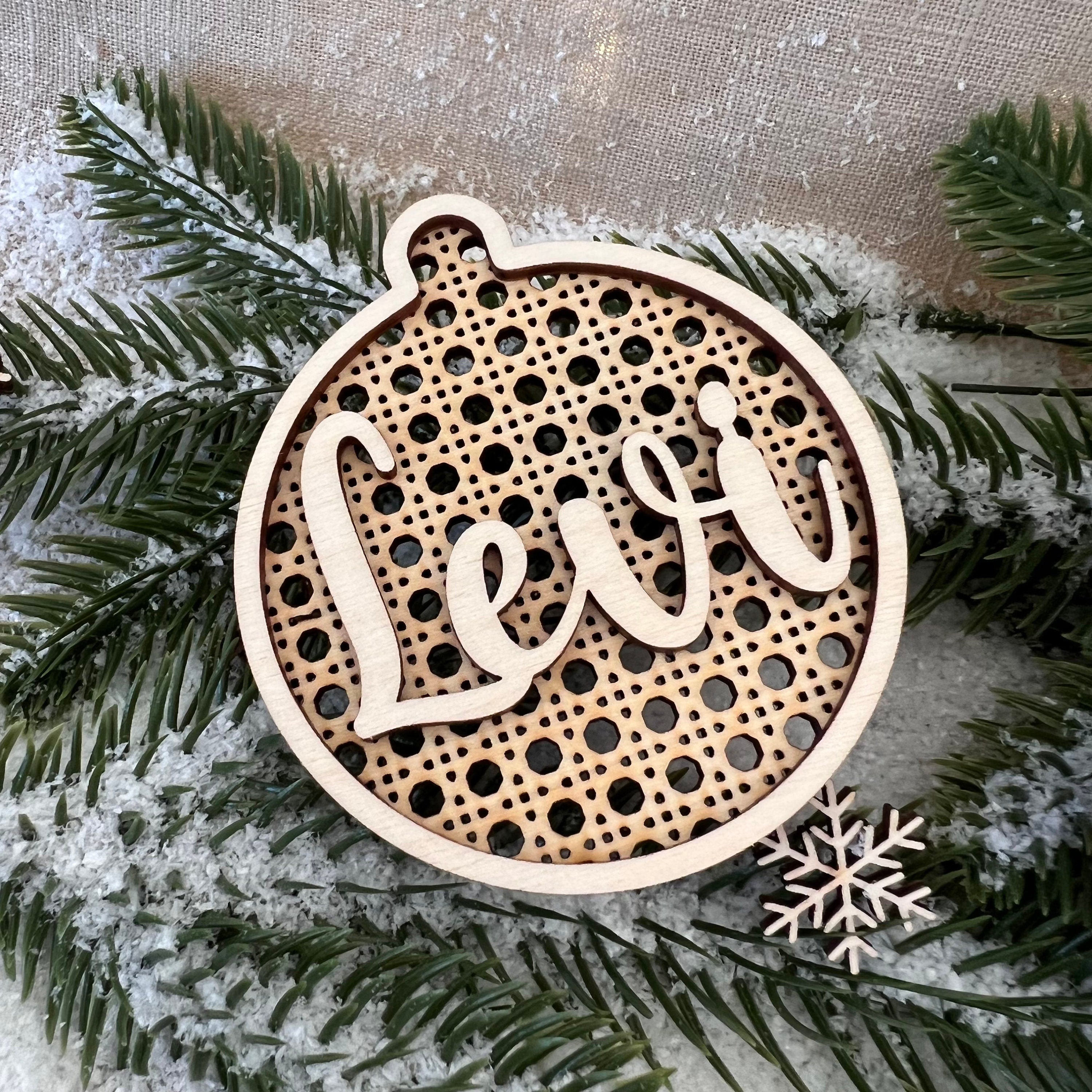 Personalisierte Christbaumkugeln, Weihnachtskugeln aus Holz personalisiert mit Namen, Weihnachtsbaum Schmuck aus Holz