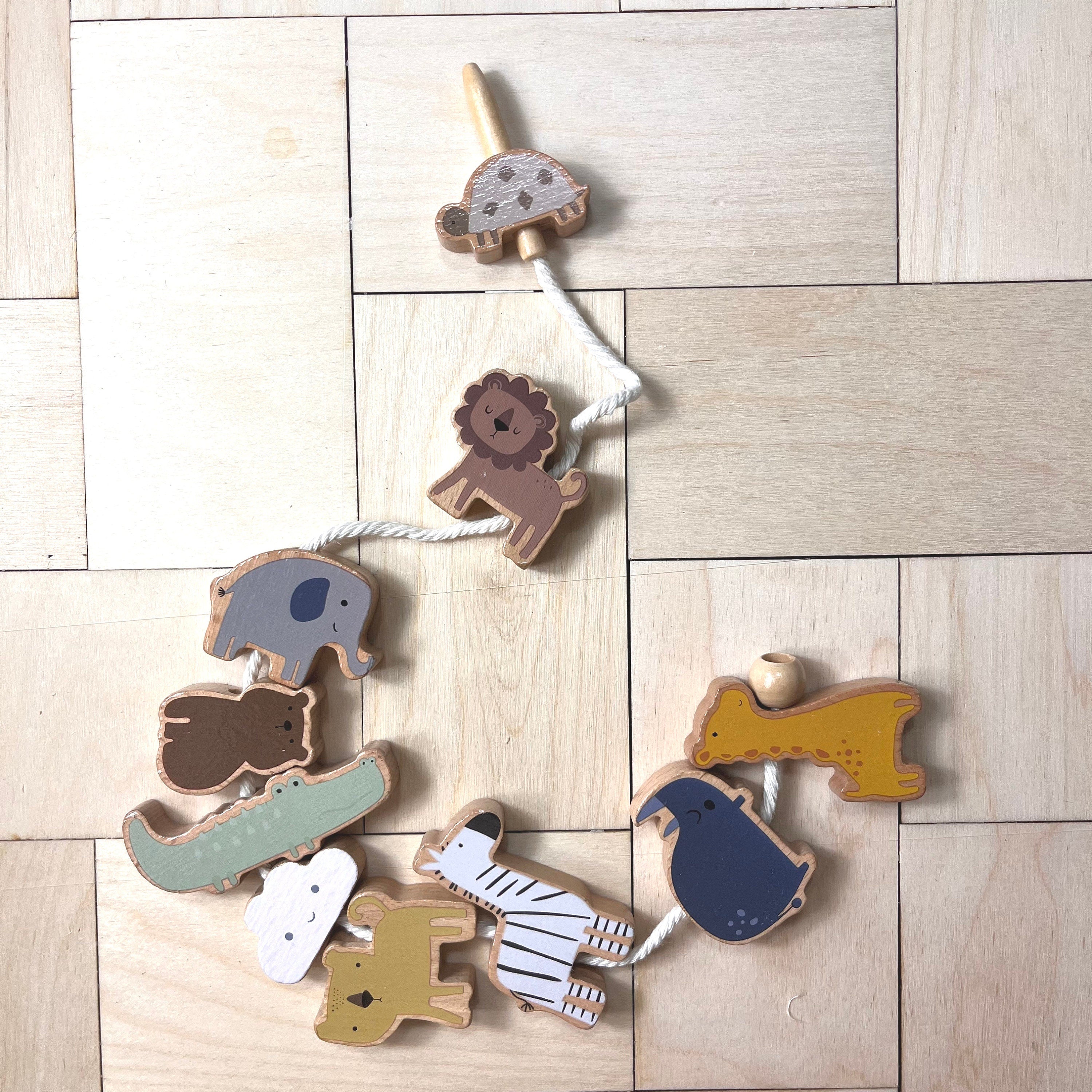 Fädelspiel Zootiere, Montessori Spiel zum Auffädeln, Tierperlen zum Auffädeln, Tiere auf Schnur fädeln