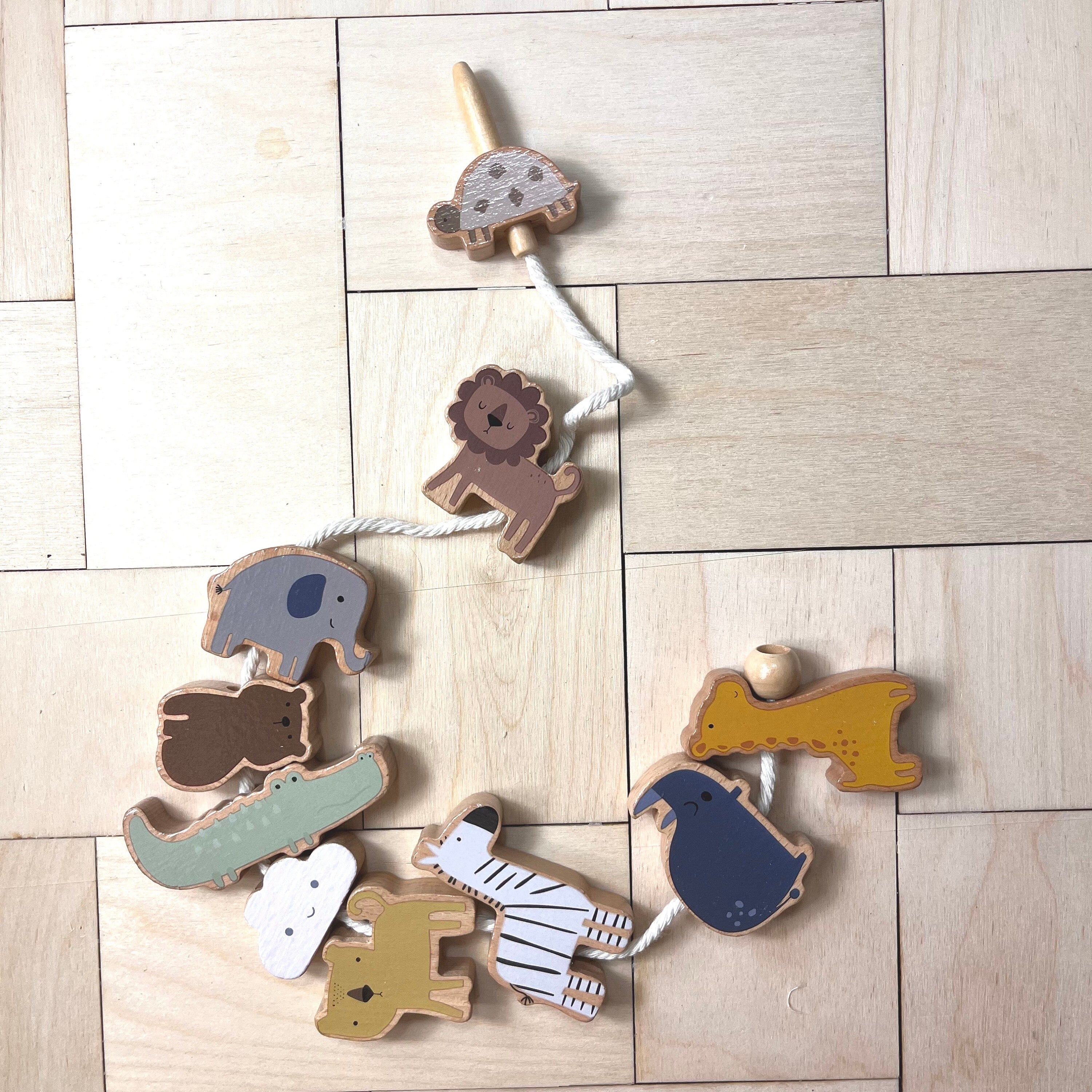 Fädelspiel Zootiere, Montessori Spiel zum Auffädeln, Tierperlen zum Auffädeln, Tiere auf Schnur fädeln
