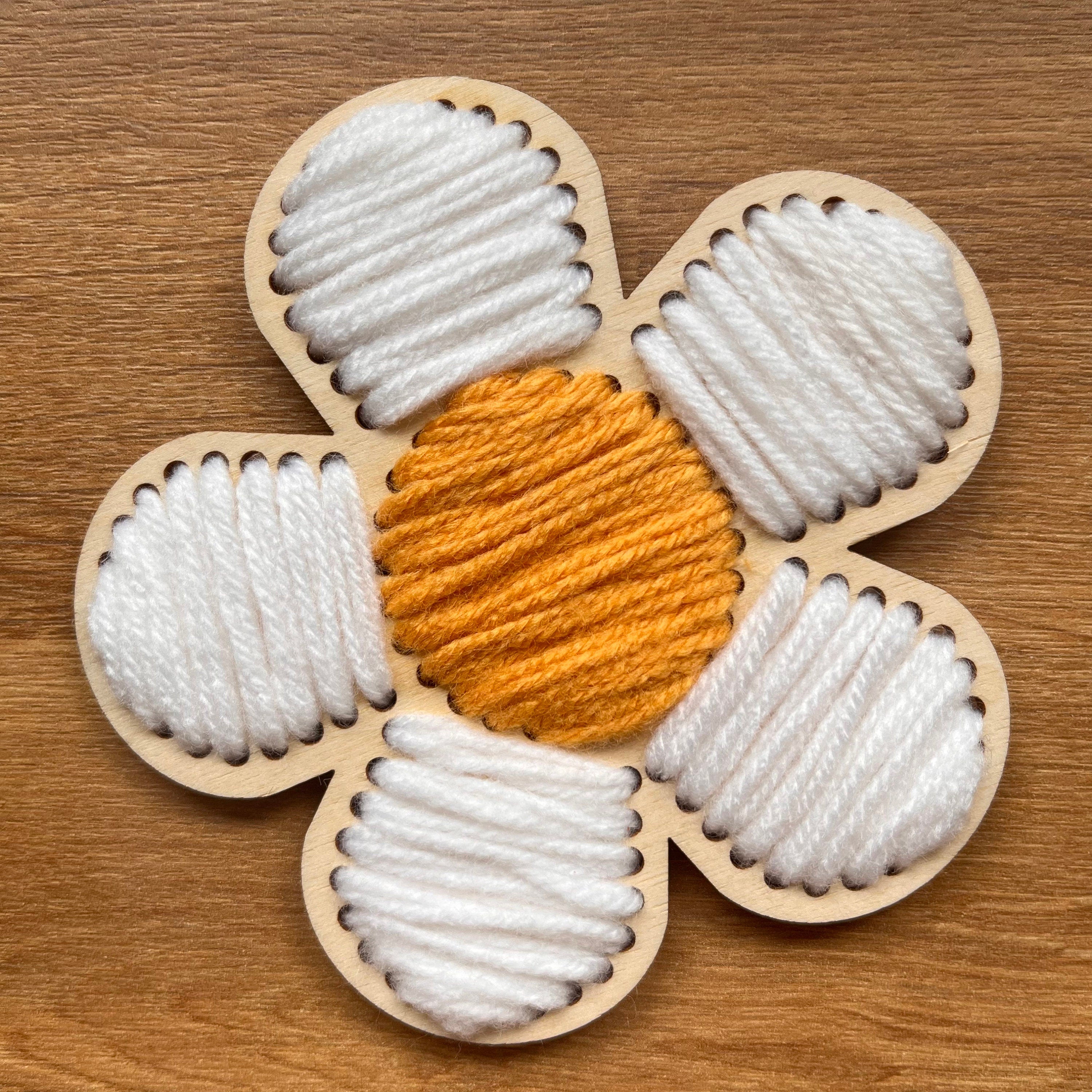 Stickblumen aus Wolle und Holz, Bastelidee Frühling, Bastelidee Kinder