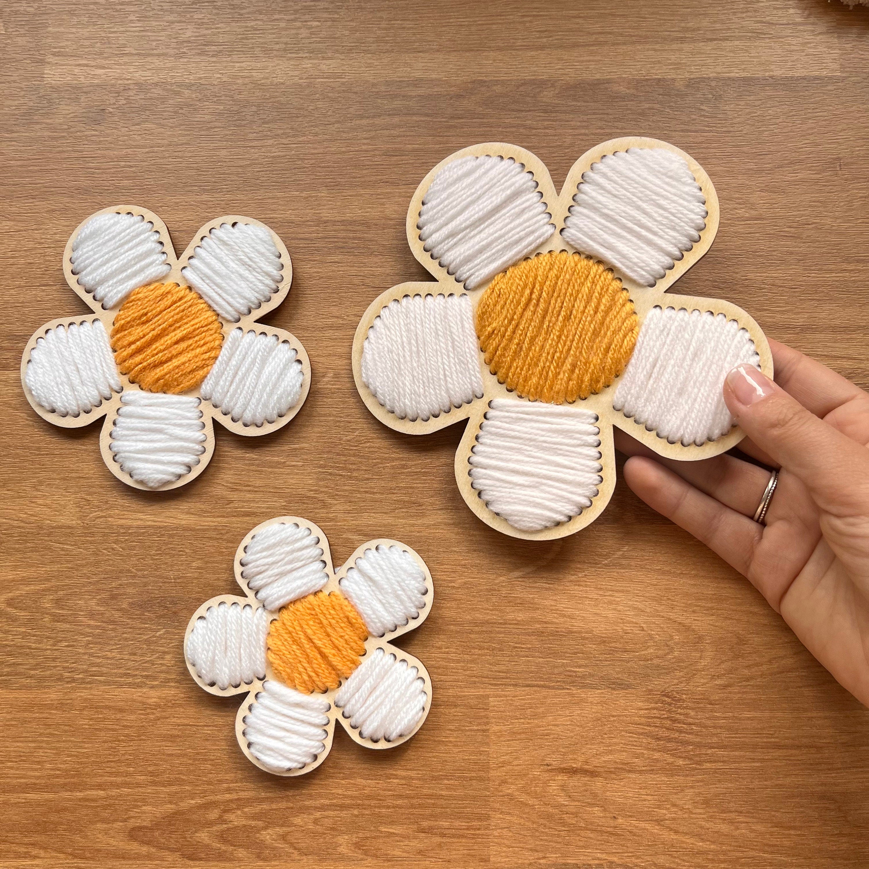 Stickblumen aus Wolle und Holz, Bastelidee Frühling, Bastelidee Kinder
