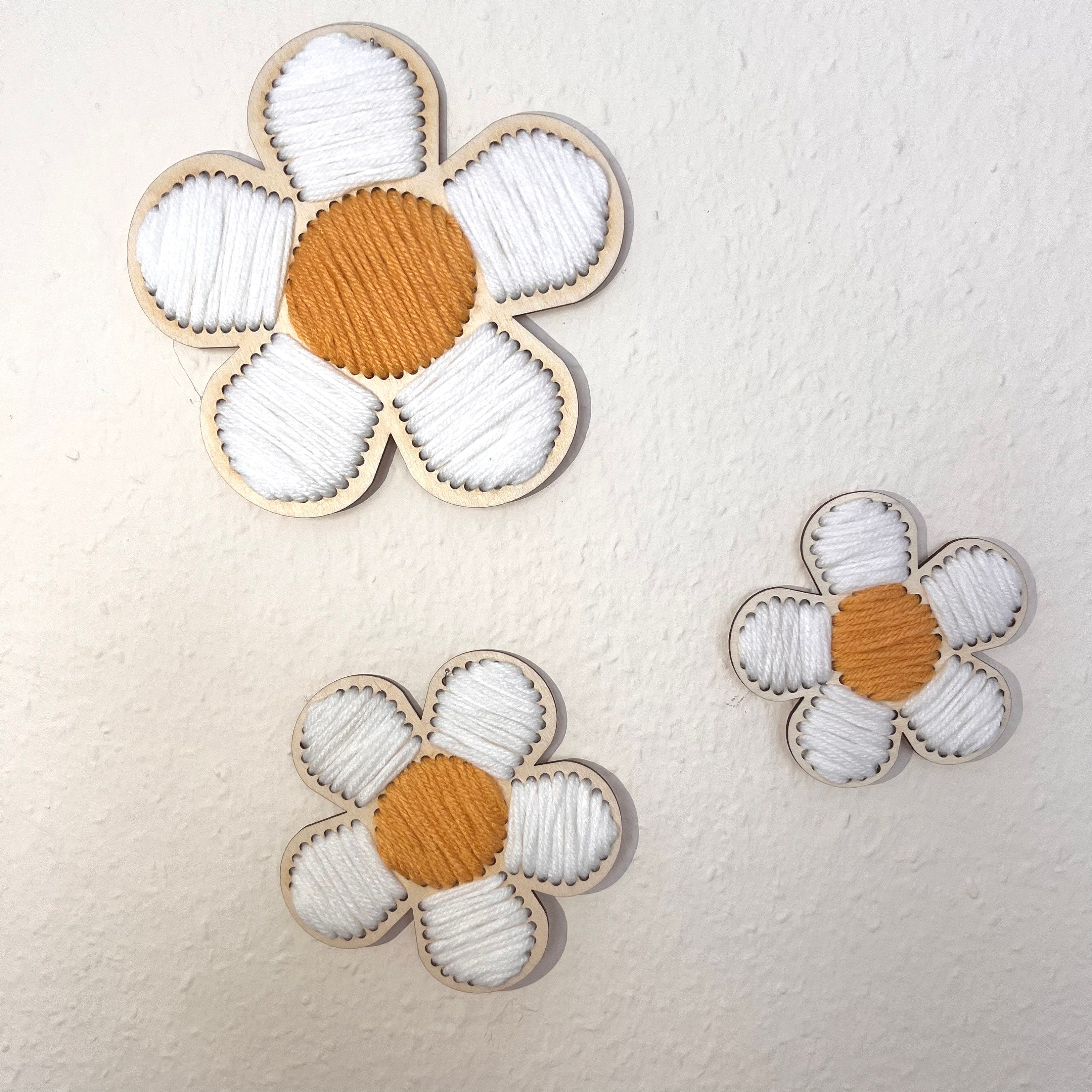 Stickblumen aus Wolle und Holz, Bastelidee Frühling, Bastelidee Kinder