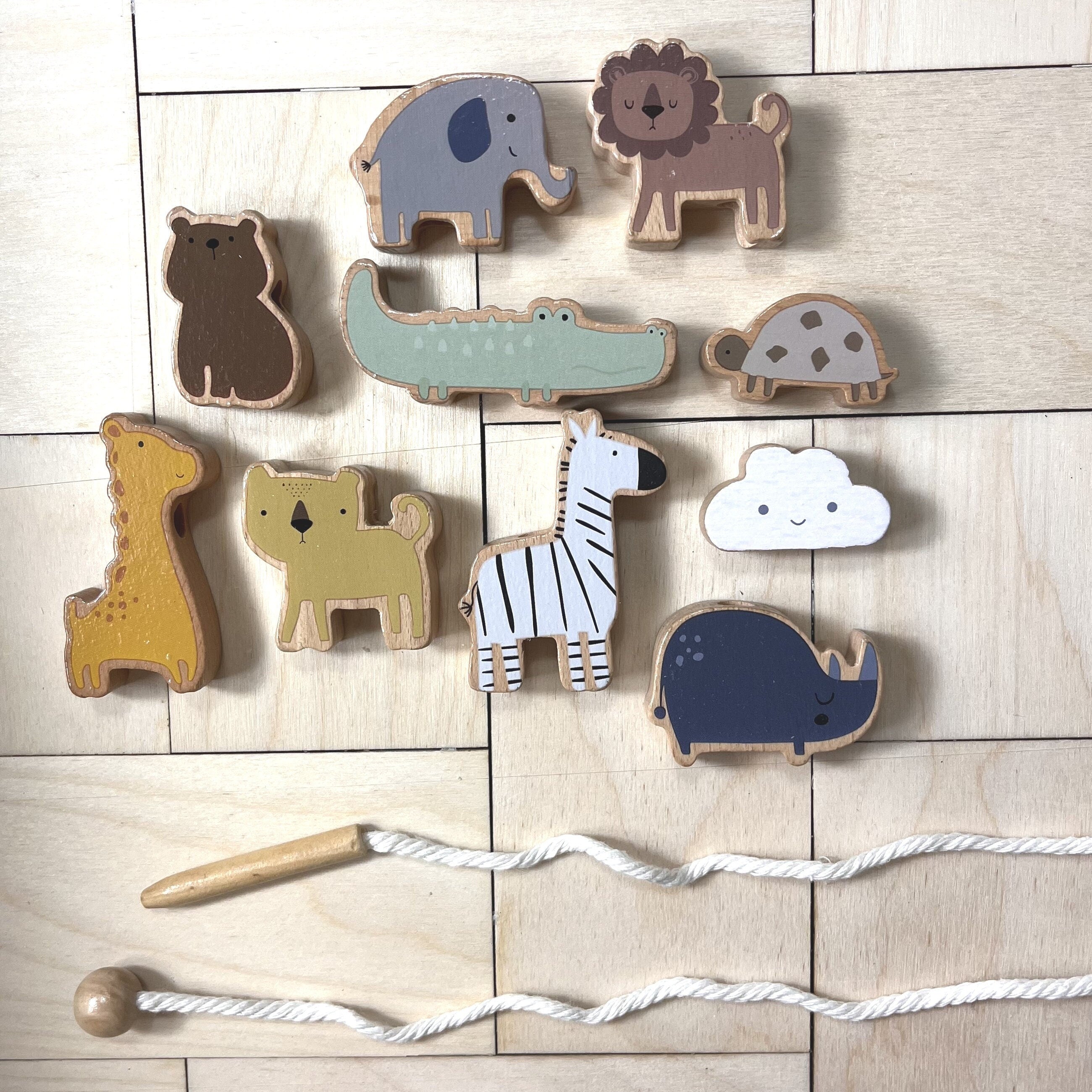 Fädelspiel Zootiere, Montessori Spiel zum Auffädeln, Tierperlen zum Auffädeln, Tiere auf Schnur fädeln