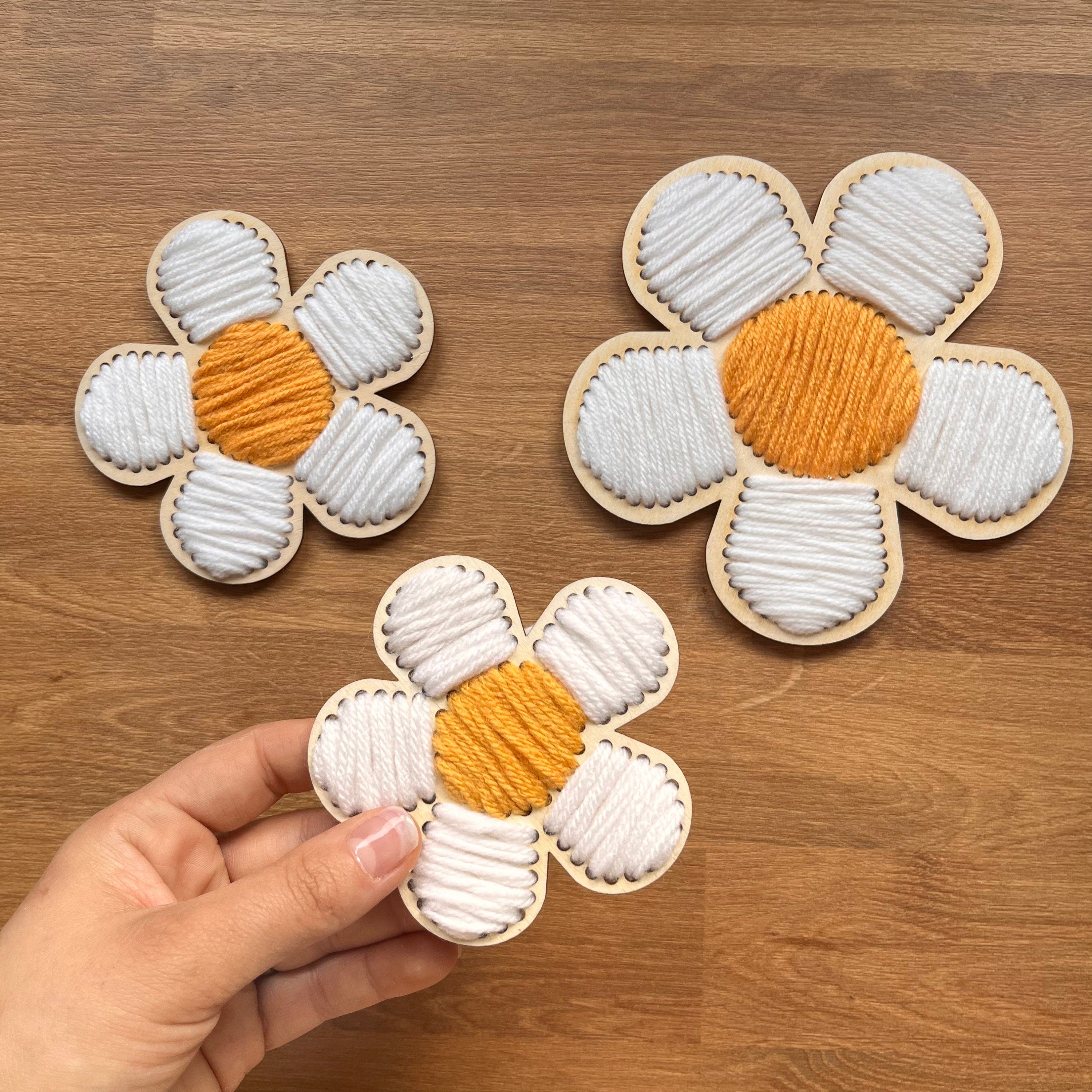 Stickblumen aus Wolle und Holz, Bastelidee Frühling, Bastelidee Kinder