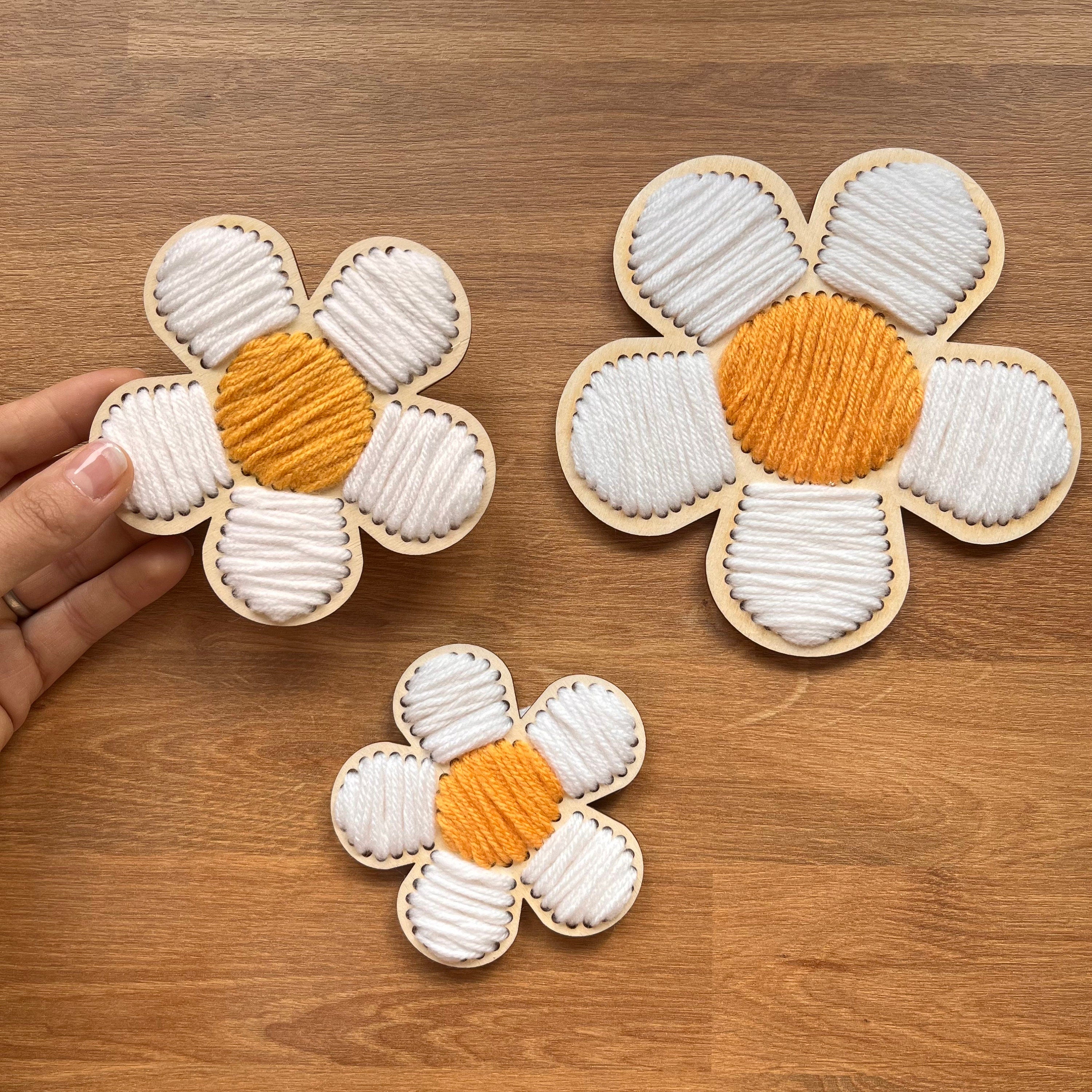 Stickblumen aus Wolle und Holz, Bastelidee Frühling, Bastelidee Kinder