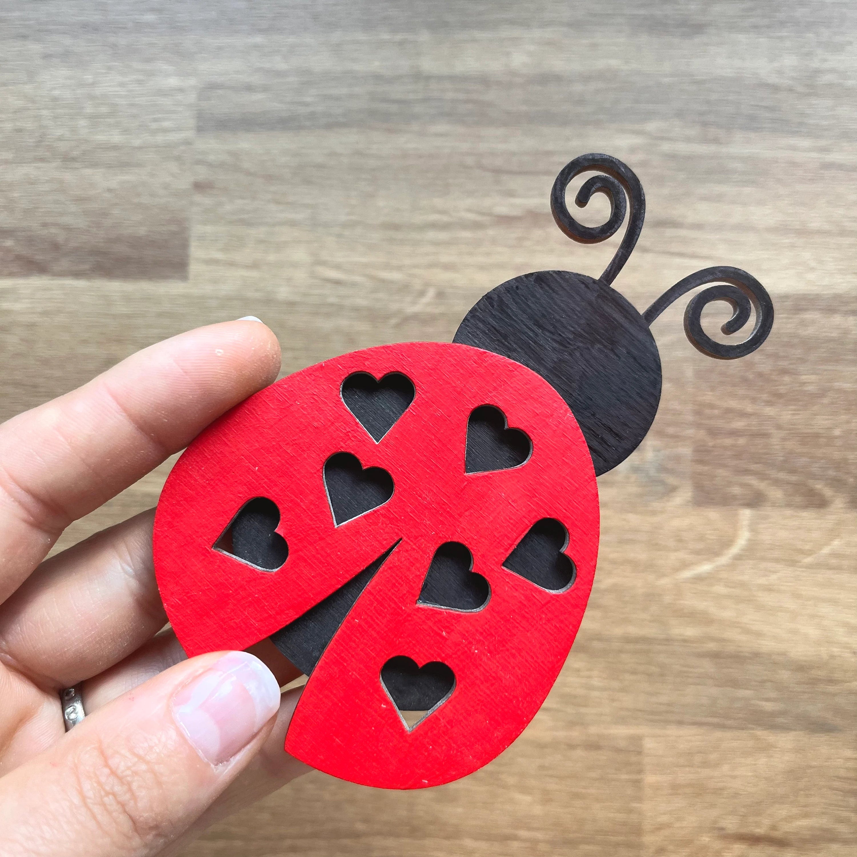 Marienkäfer aus Holz, Bastelidee für Kinder, Marienkäfer Wandbehang, Marienkäfer Geschenkanhänger