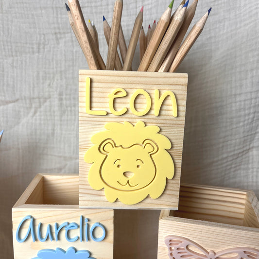 Personalisierter Stiftehalter "Löwe" aus Holz/Acryl