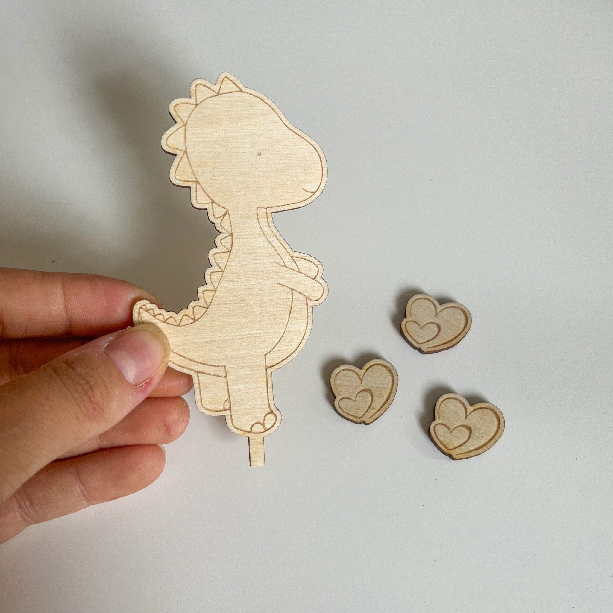 Motivstecker Dino mit Herzen für Personalisierten Geburtstagsteller mit Vase und Kerze, Kerzenplatte, Geburtstagskranz, Tischdeko