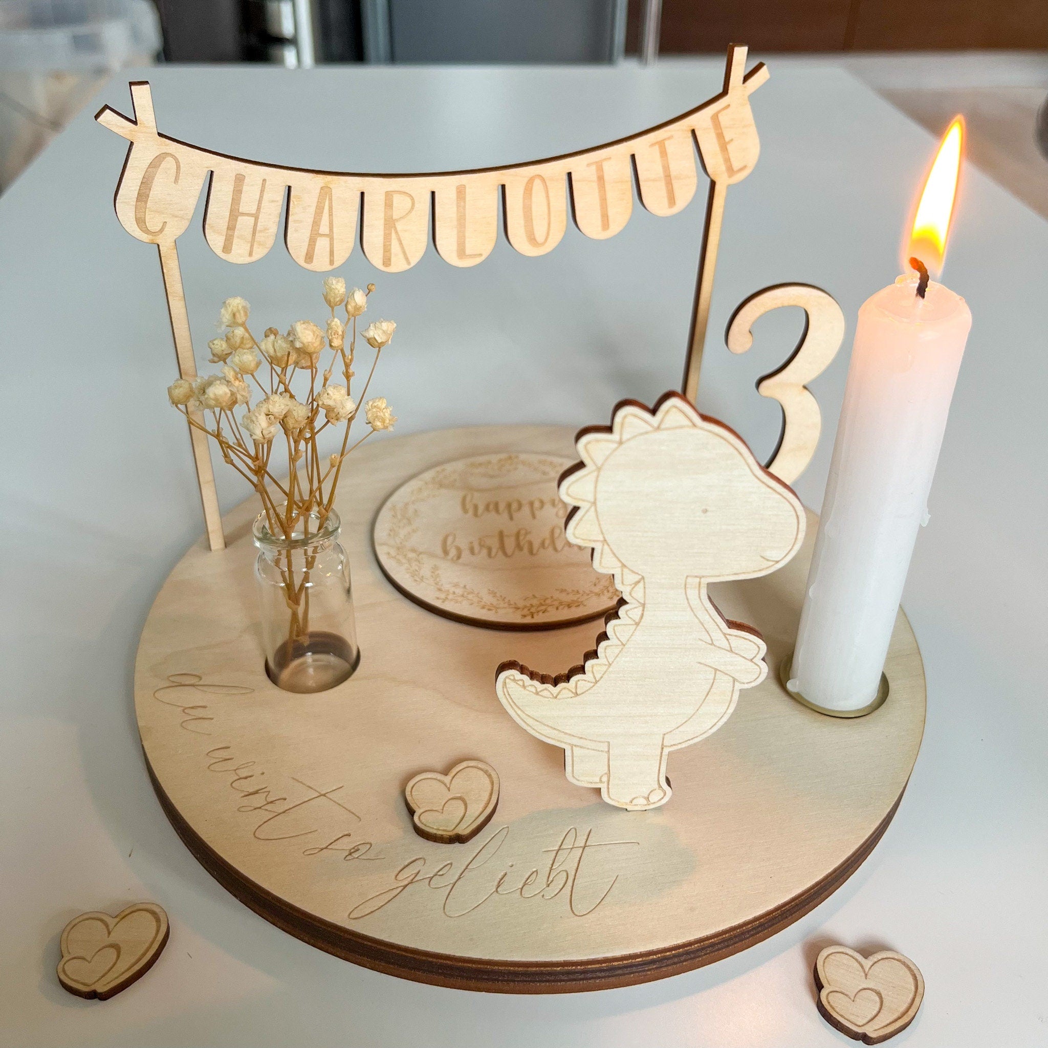 Motivstecker Dino mit Herzen für Personalisierten Geburtstagsteller mit Vase und Kerze, Kerzenplatte, Geburtstagskranz, Tischdeko