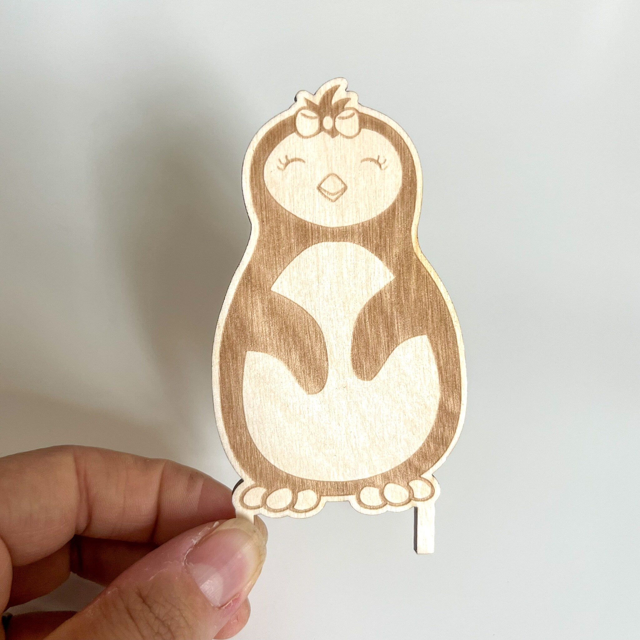 Motivstecker Pinguin mit Schleife für Personalisierten Geburtstagsteller mit Vase und Kerze, Kerzenplatte, Geburtstagskranz, Tischdeko