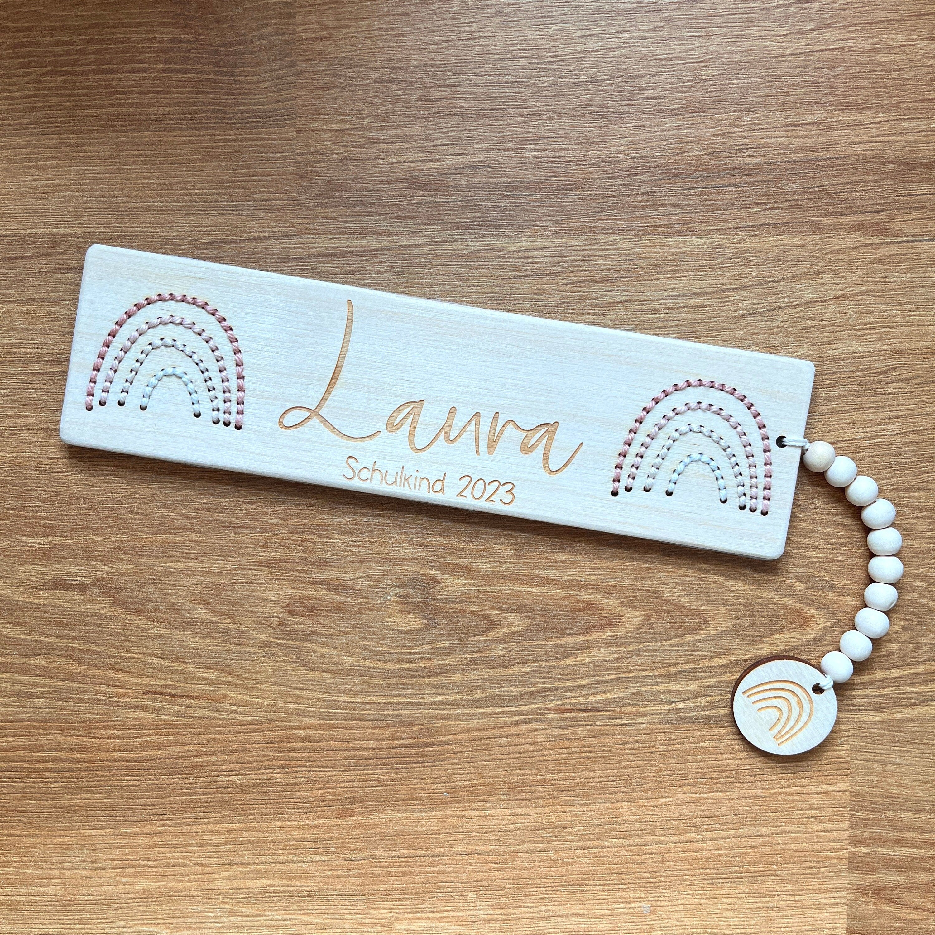 Personalisiertes Lesezeichen Einschulung, Lesezeichen mit Regenbogen