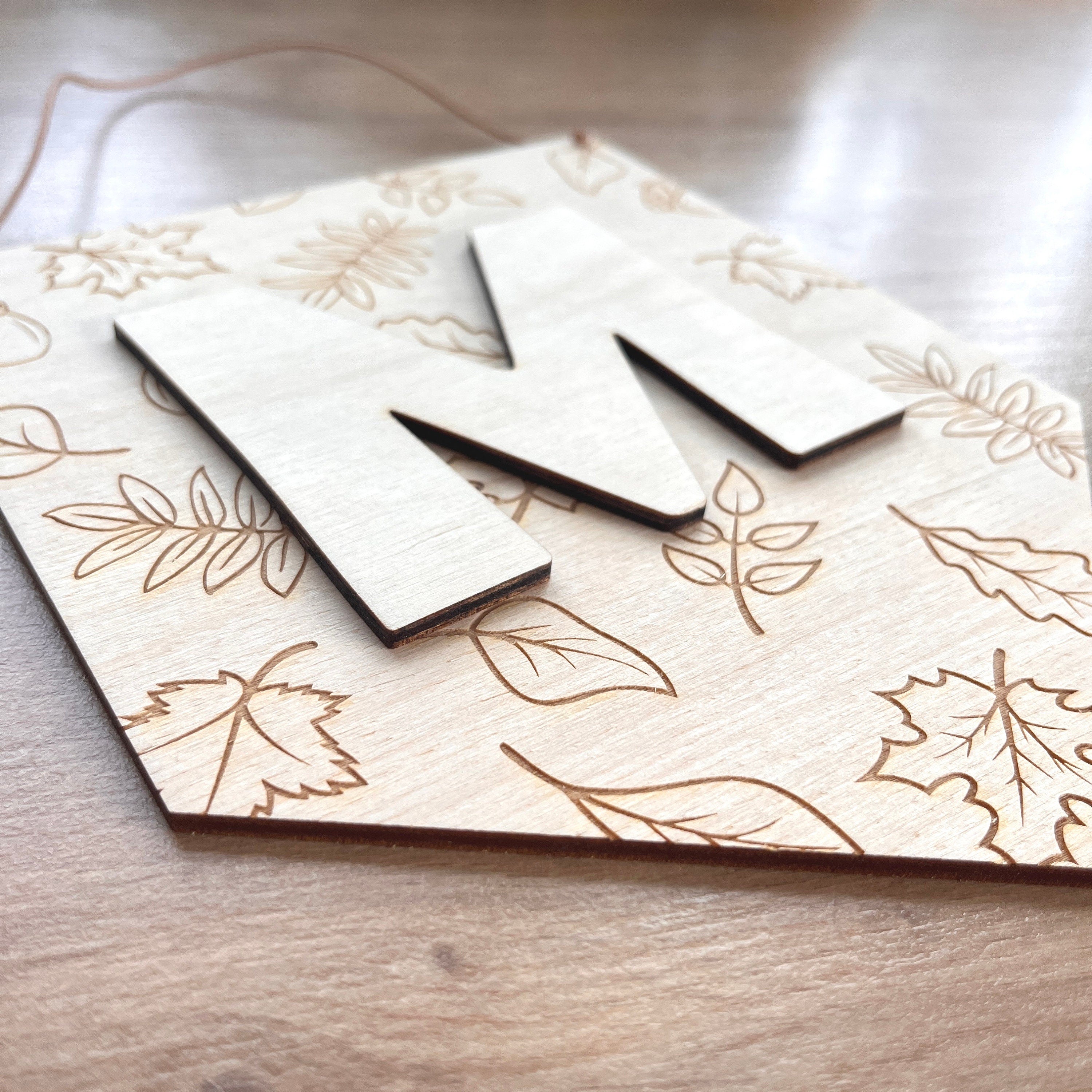 Personalisierter Holzwimpel Herbst, Herbstdeko Wimpel mit gravierten Blättern