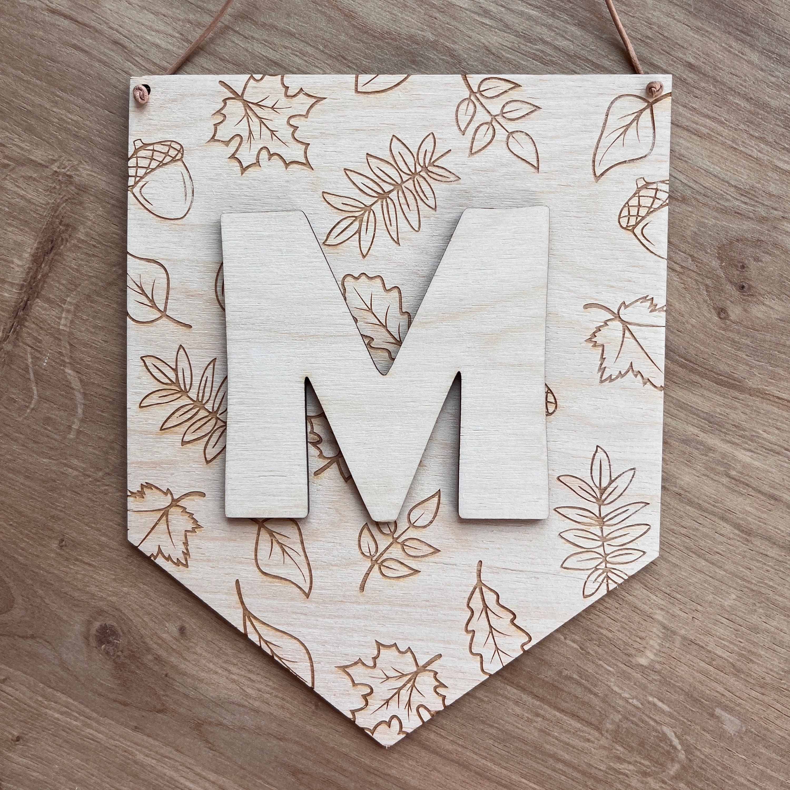 Personalisierter Holzwimpel Herbst, Herbstdeko Wimpel mit gravierten Blättern