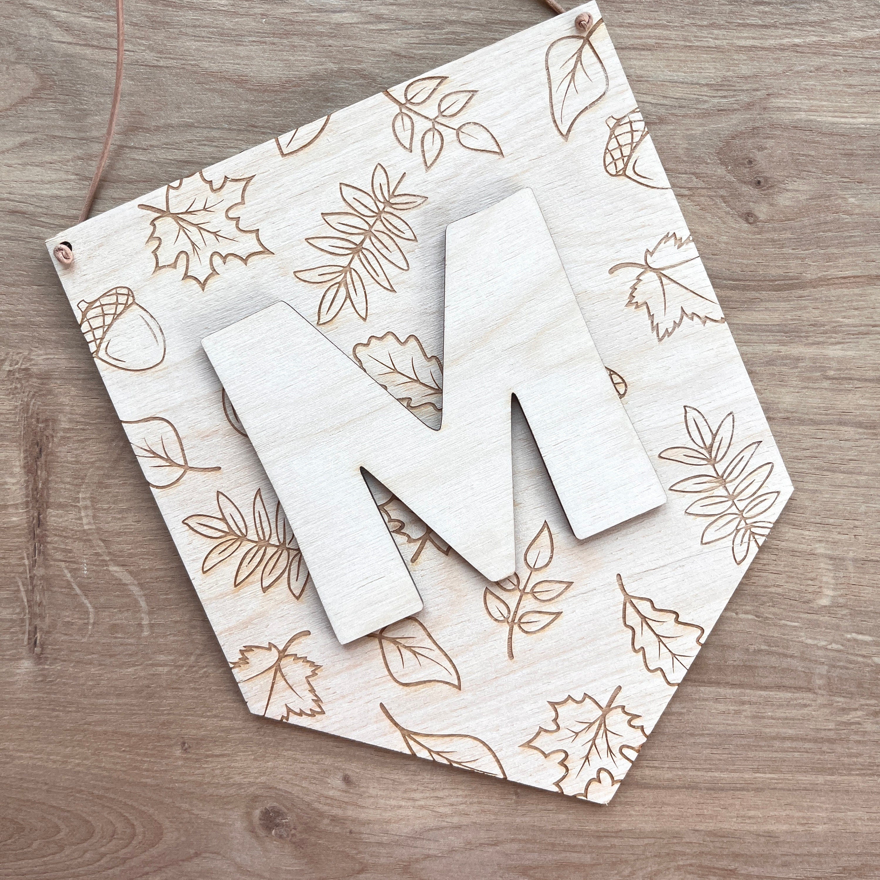 Personalisierter Holzwimpel Herbst, Herbstdeko Wimpel mit gravierten Blättern