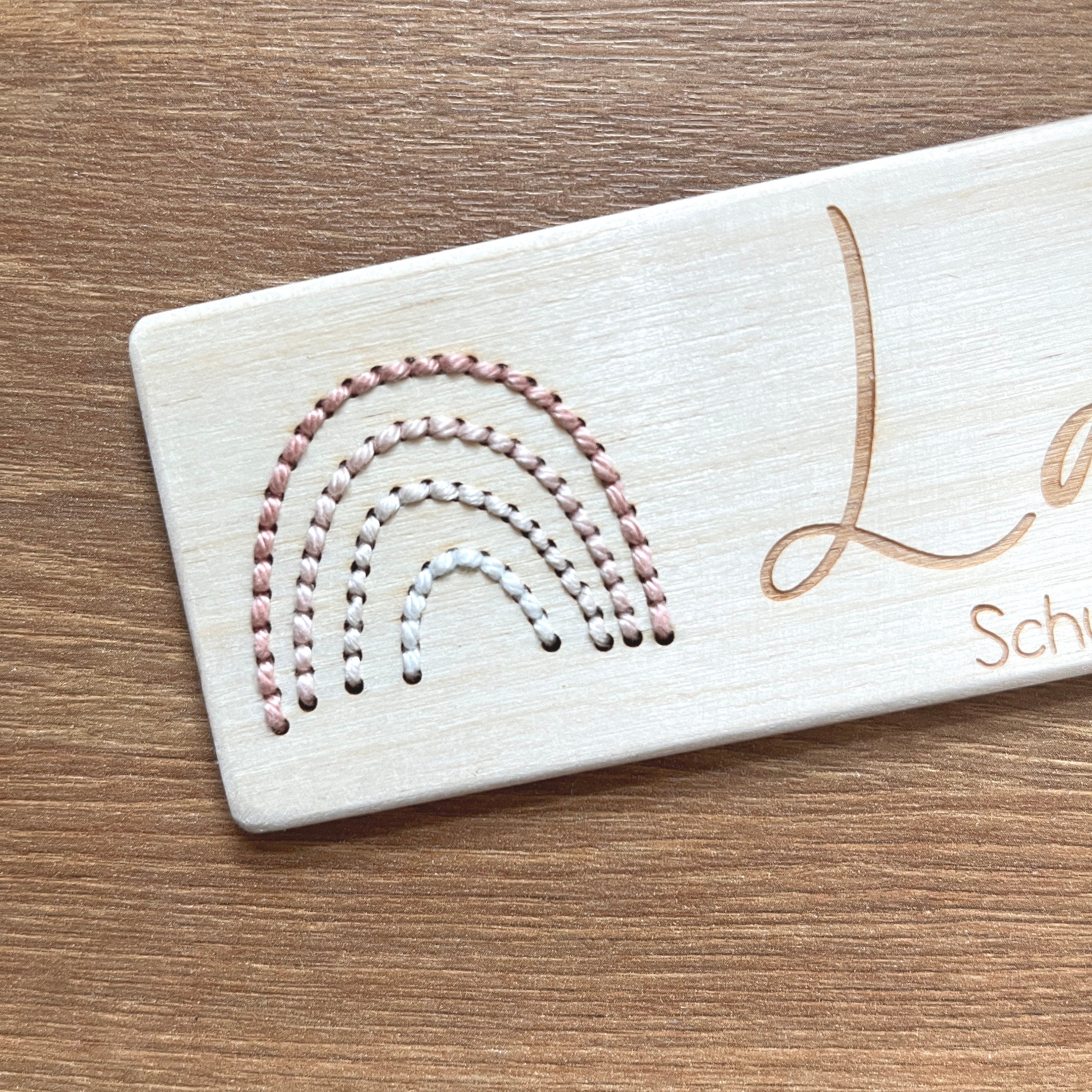 Personalisiertes Lesezeichen Einschulung, Lesezeichen mit Regenbogen