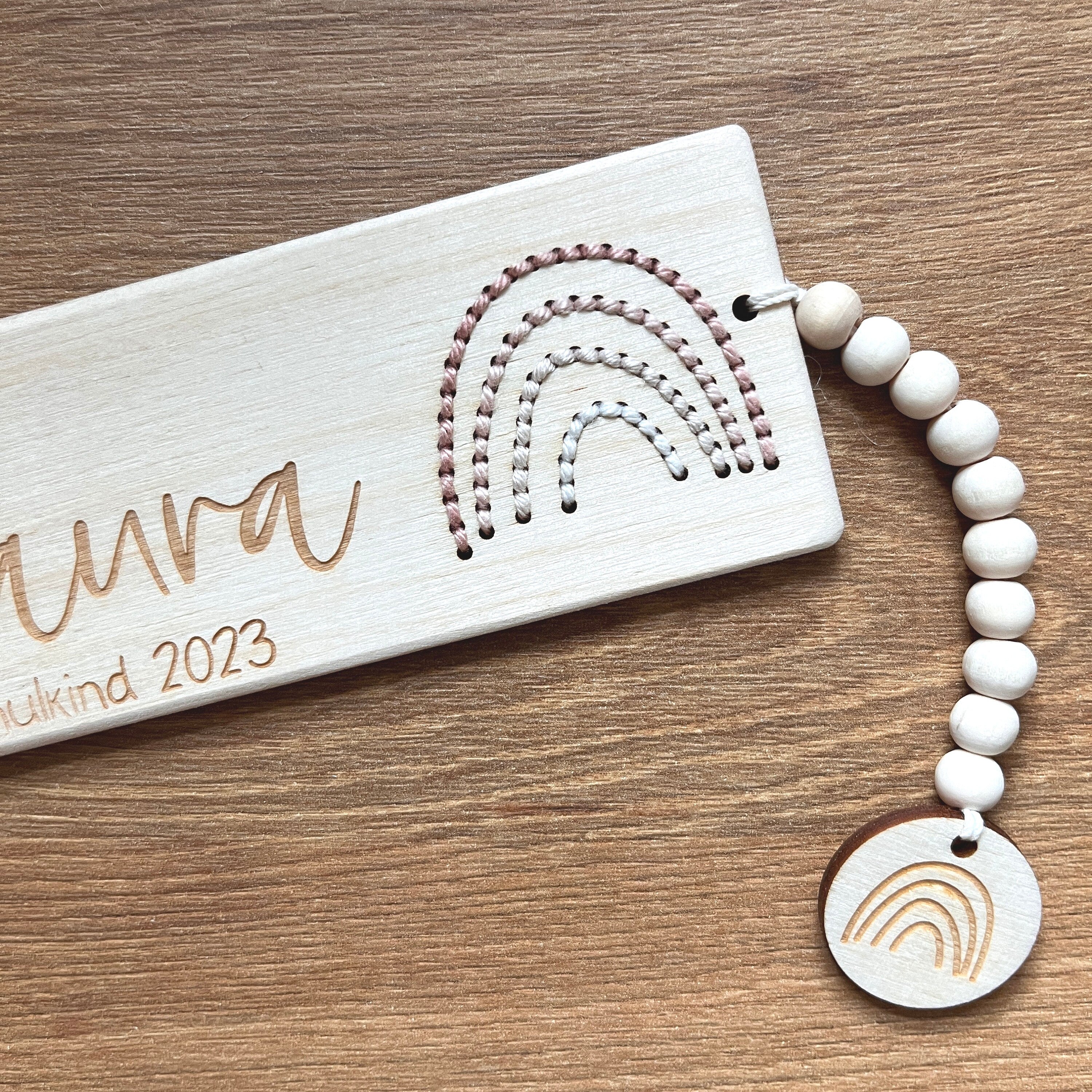 Personalisiertes Lesezeichen Einschulung, Lesezeichen mit Regenbogen