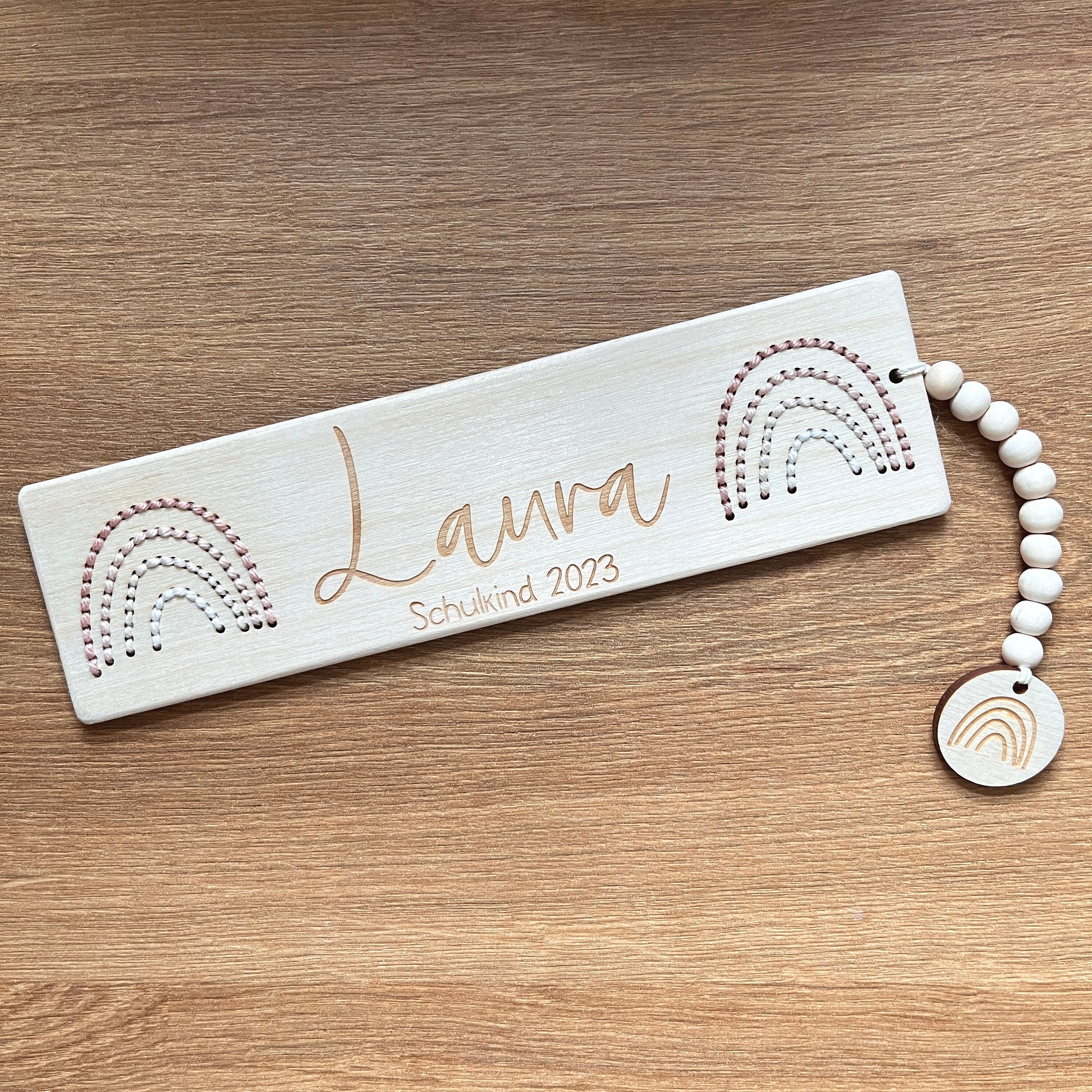 Personalisiertes Lesezeichen Einschulung, Lesezeichen mit Regenbogen