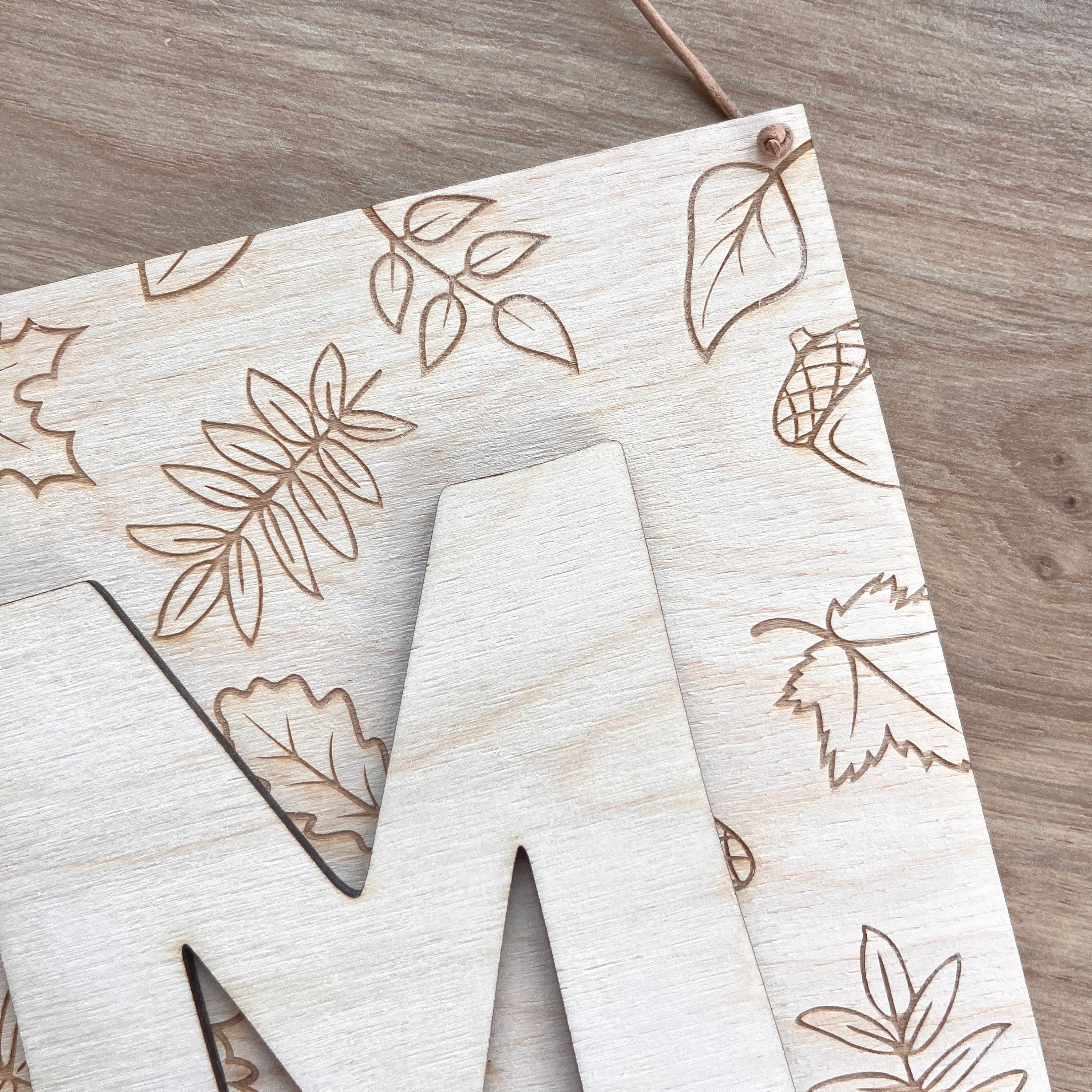 Personalisierter Holzwimpel Herbst, Herbstdeko Wimpel mit gravierten Blättern