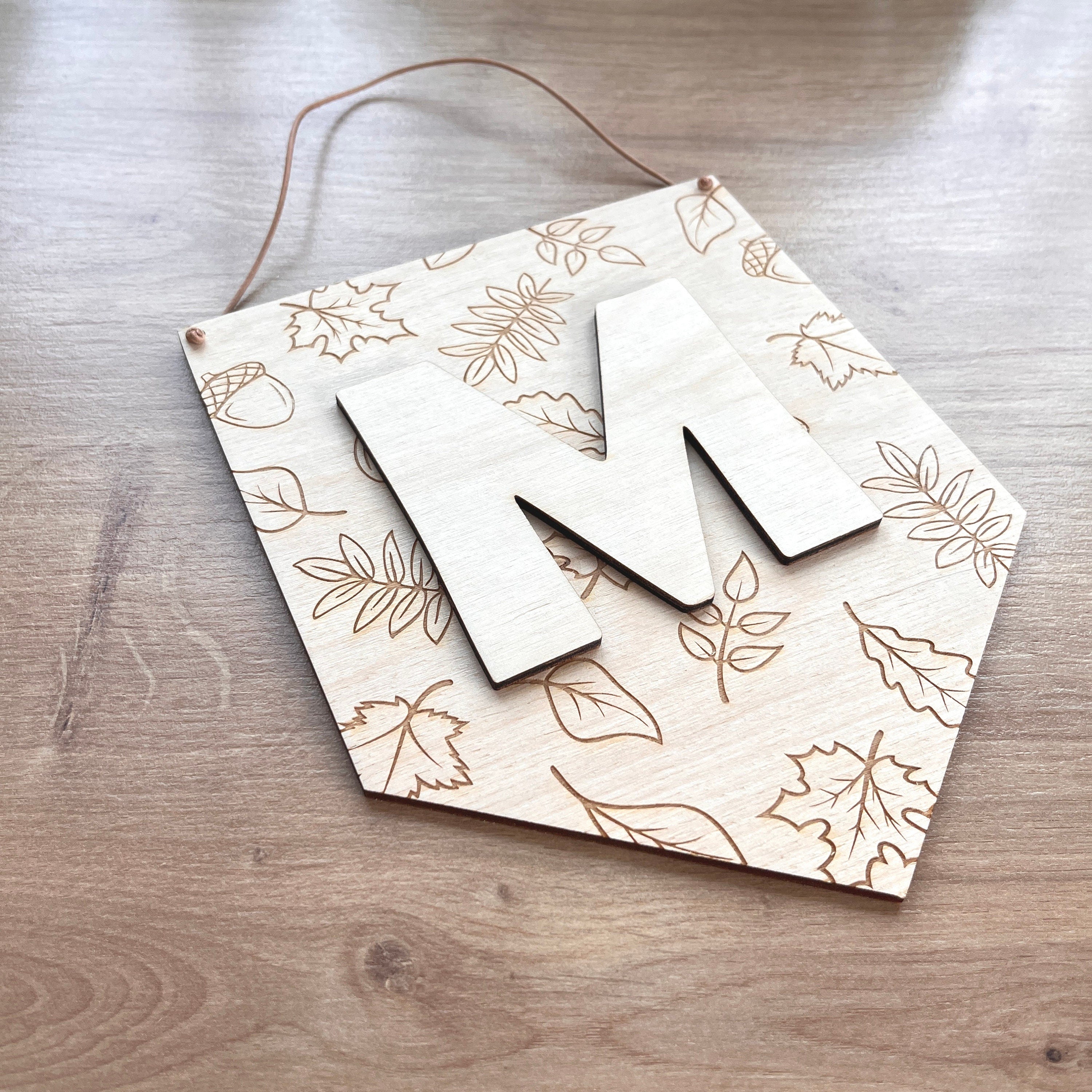 Personalisierter Holzwimpel Herbst, Herbstdeko Wimpel mit gravierten Blättern