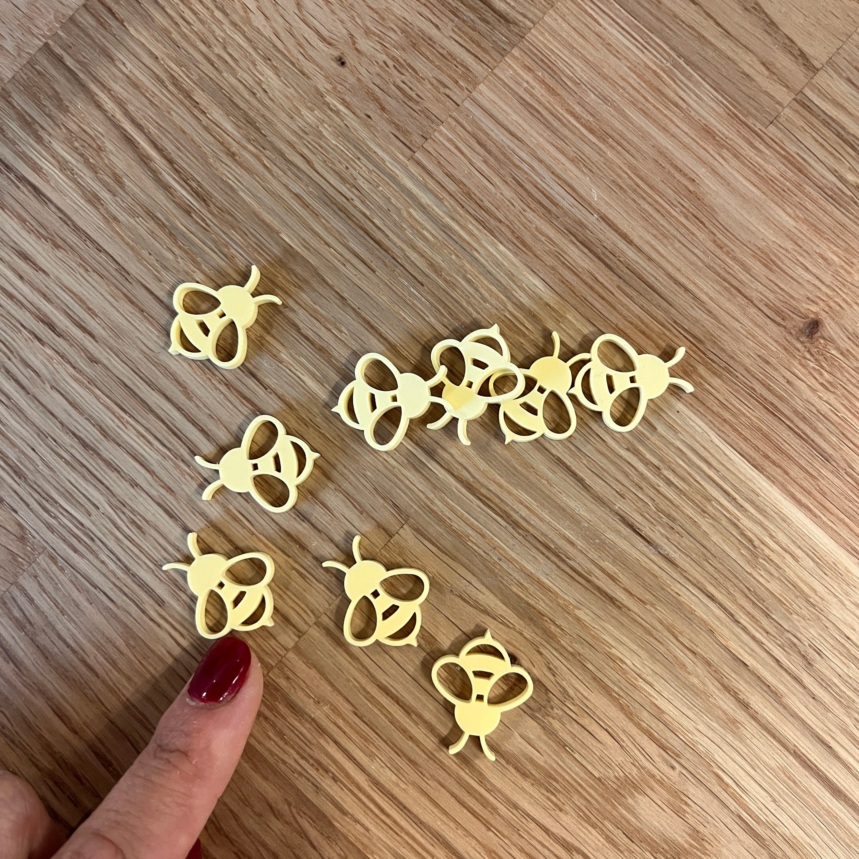 Streudeko Bienen gelb pastell, Bienen aus Acryl, Tischdekoration, Tischdeko Geburtstag, Geschenkdekoration