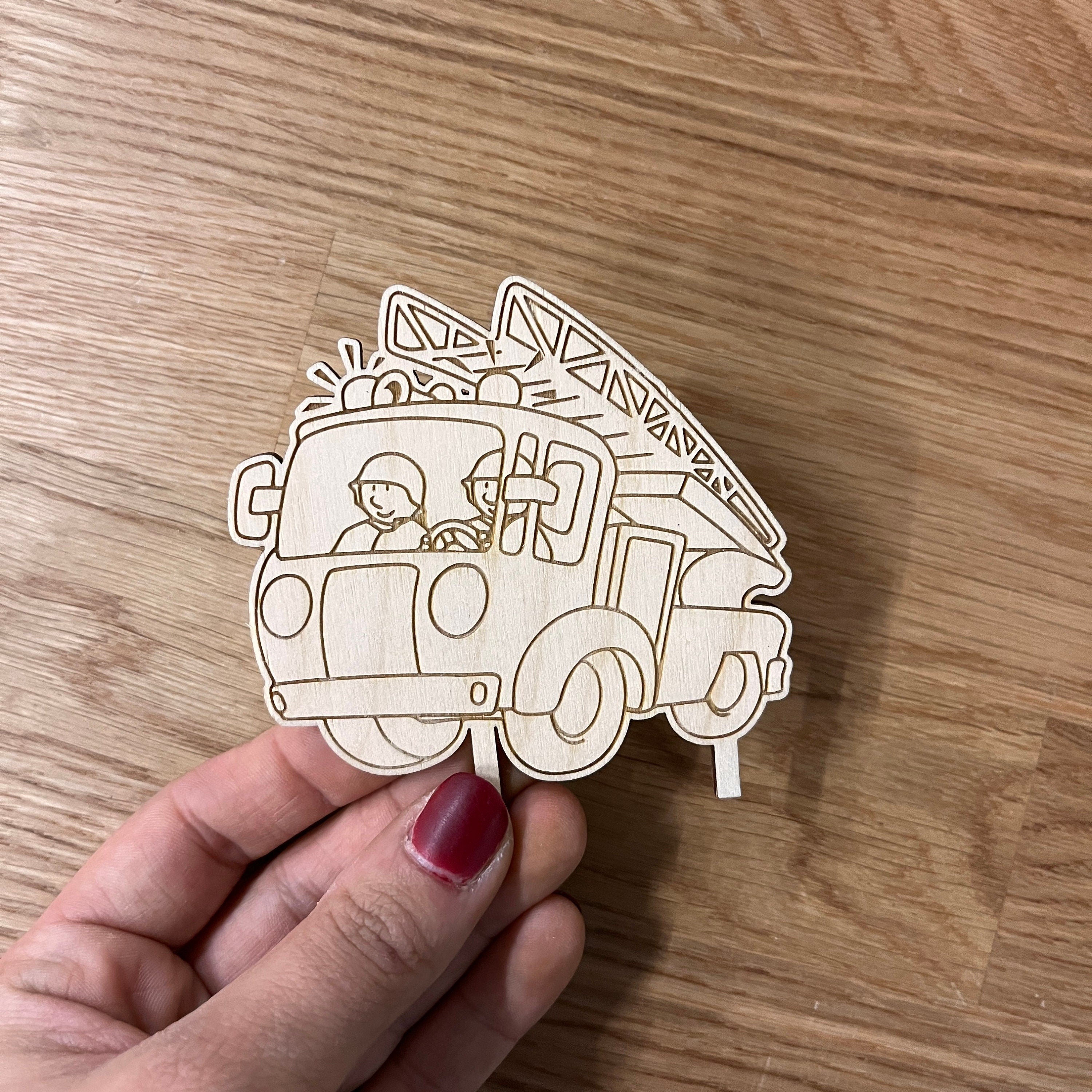 Motivstecker Feuerwehrfahrzeug für Personalisierten Geburtstagsteller mit Vase und Kerze, Kerzenplatte, Geburtstagskranz, Tischdeko