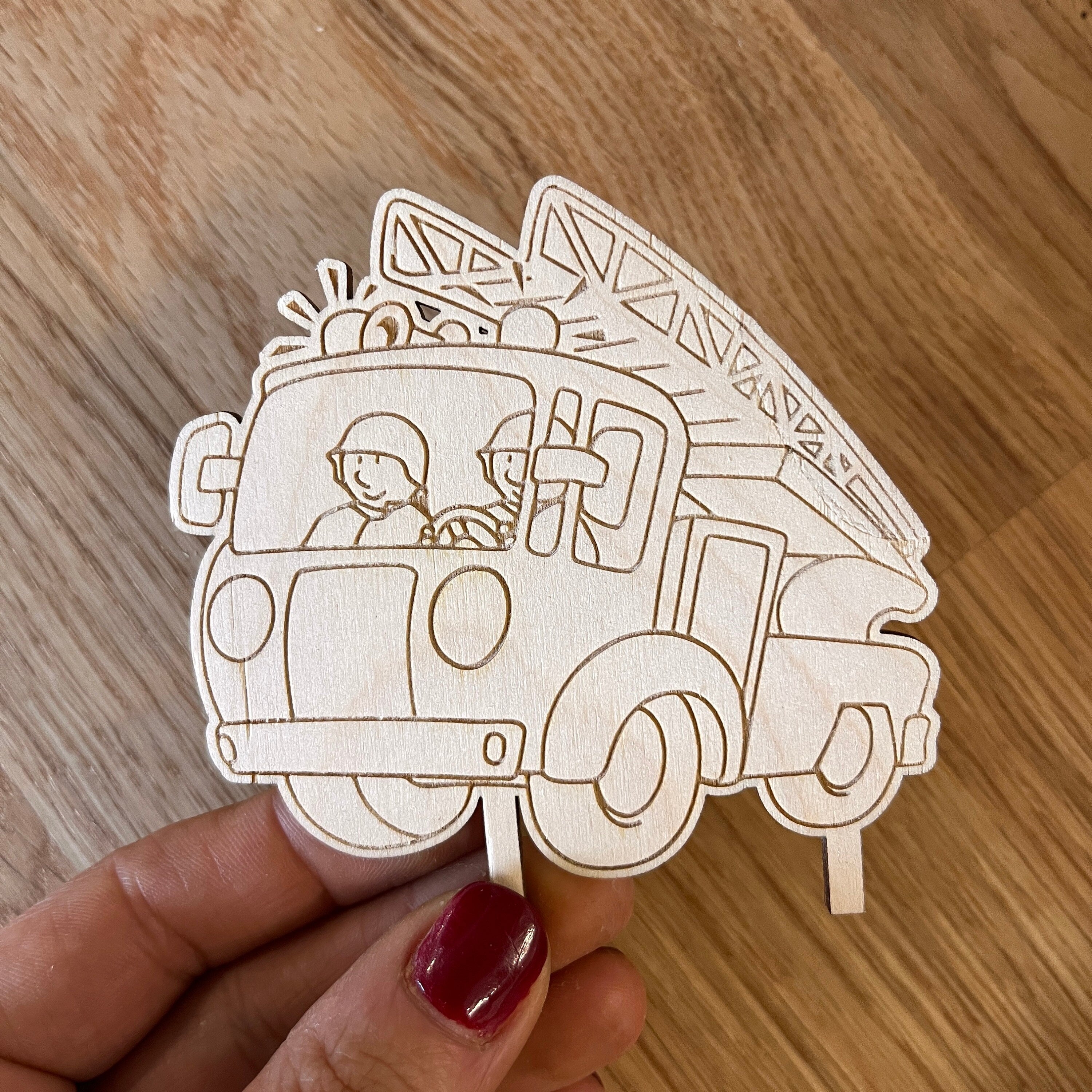 Motivstecker Feuerwehrfahrzeug für Personalisierten Geburtstagsteller mit Vase und Kerze, Kerzenplatte, Geburtstagskranz, Tischdeko