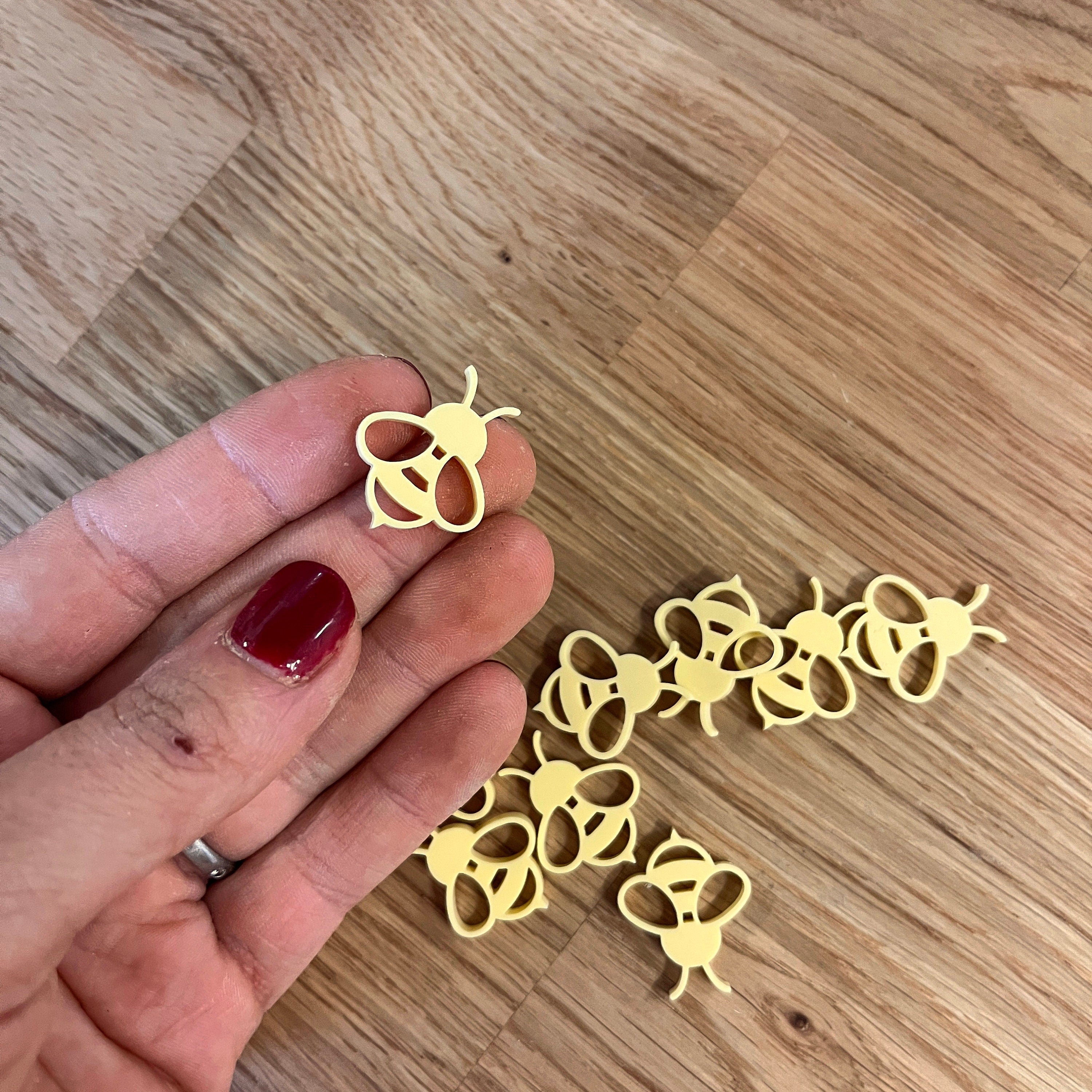 Streudeko Bienen gelb pastell, Bienen aus Acryl, Tischdekoration, Tischdeko Geburtstag, Geschenkdekoration