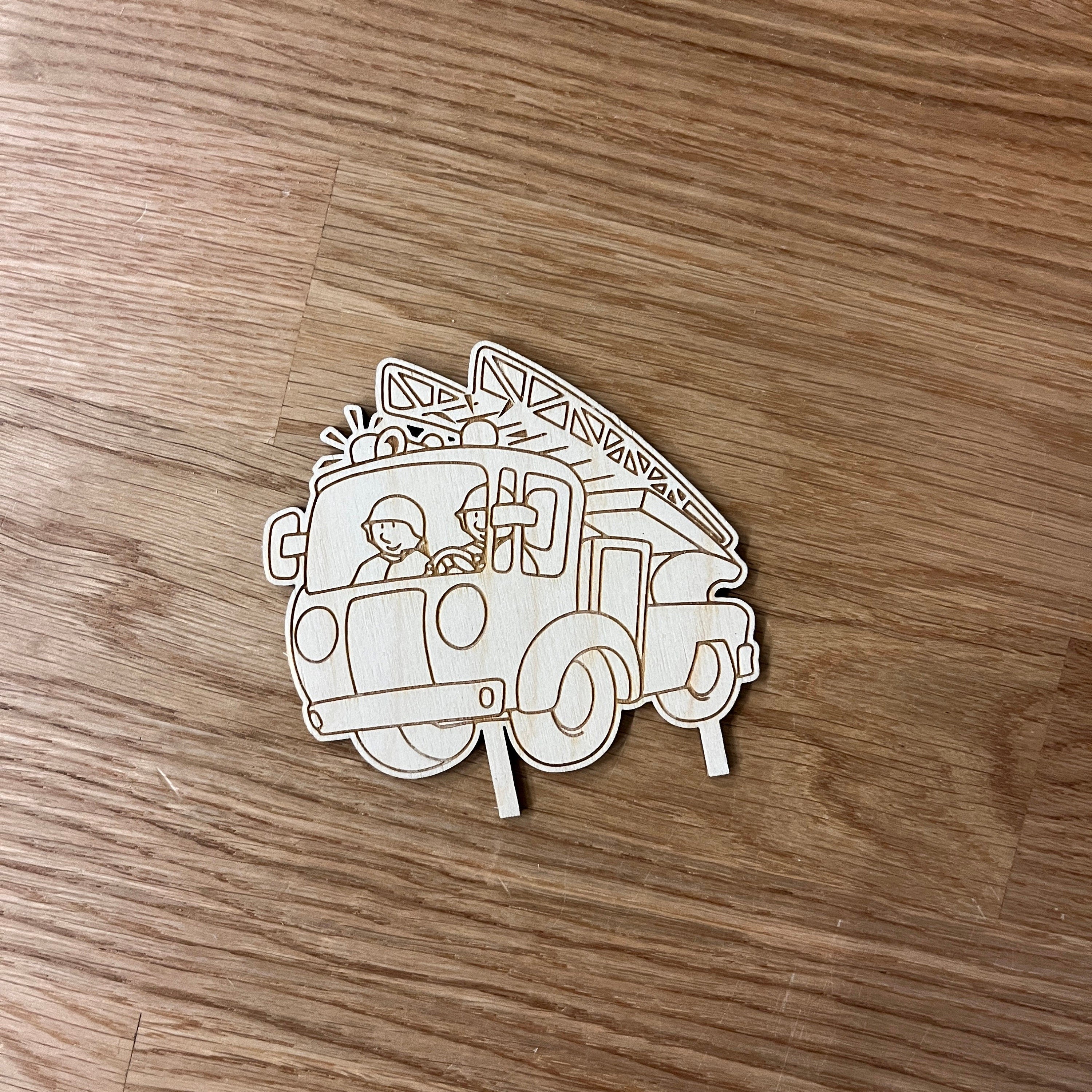 Motivstecker Feuerwehrfahrzeug für Personalisierten Geburtstagsteller mit Vase und Kerze, Kerzenplatte, Geburtstagskranz, Tischdeko