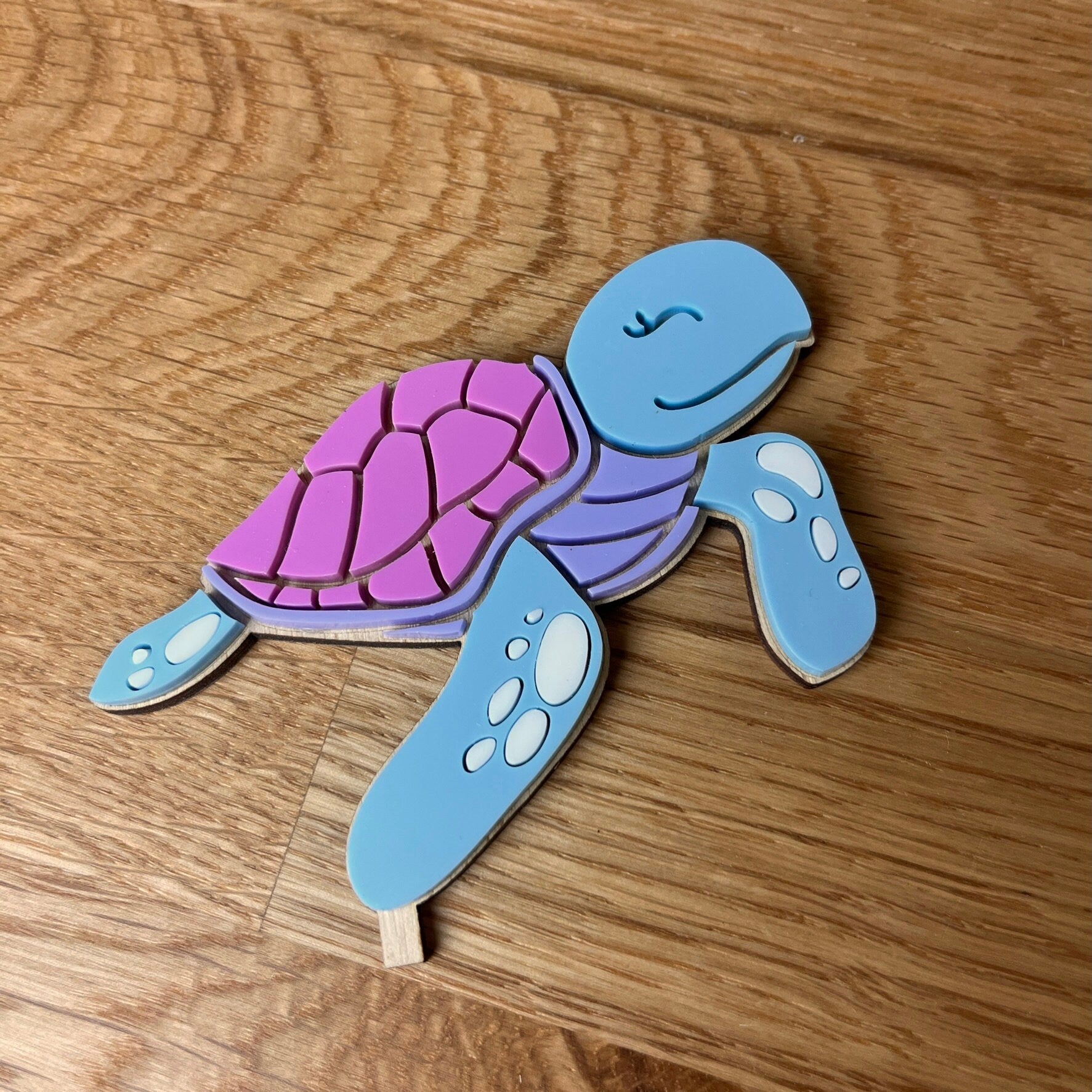 Motivstecker Schildkröte lila aus Acrylglas für Personalisierten Geburtstagsteller mit Vase und Kerze, Kerzenplatte, Geburtstagskranz