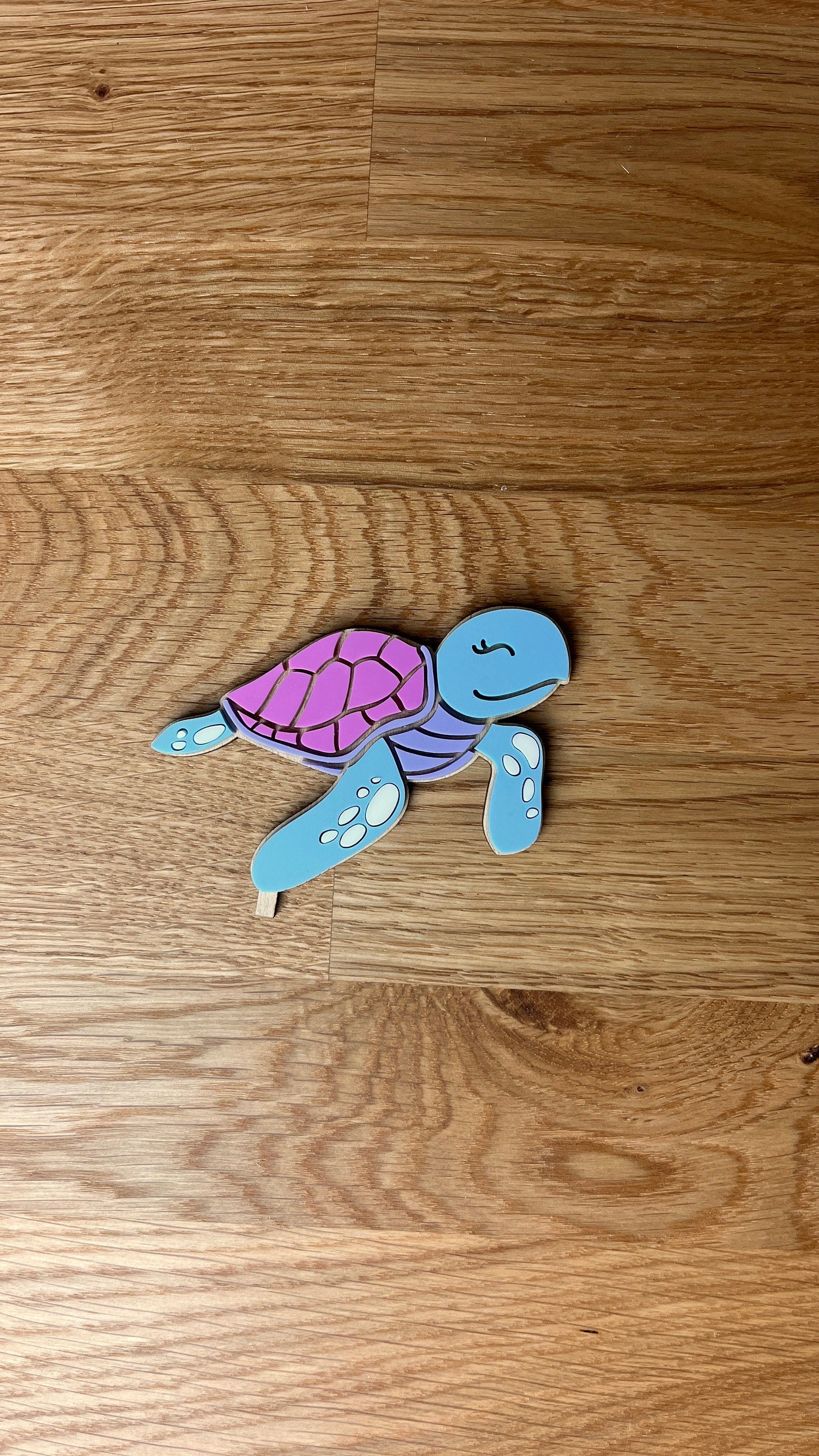 Motivstecker Schildkröte lila aus Acrylglas für Personalisierten Geburtstagsteller mit Vase und Kerze, Kerzenplatte, Geburtstagskranz