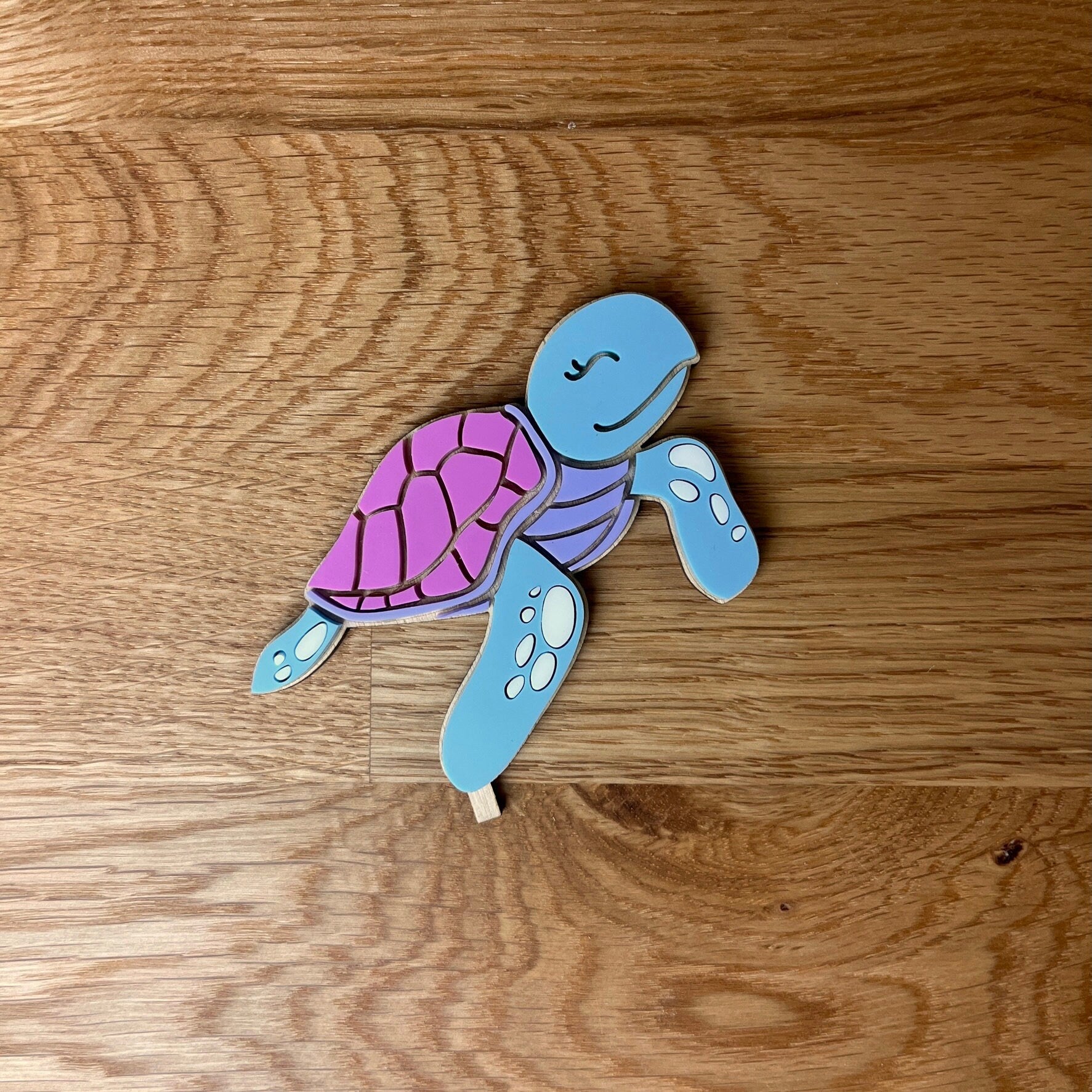 Motivstecker Schildkröte lila aus Acrylglas für Personalisierten Geburtstagsteller mit Vase und Kerze, Kerzenplatte, Geburtstagskranz