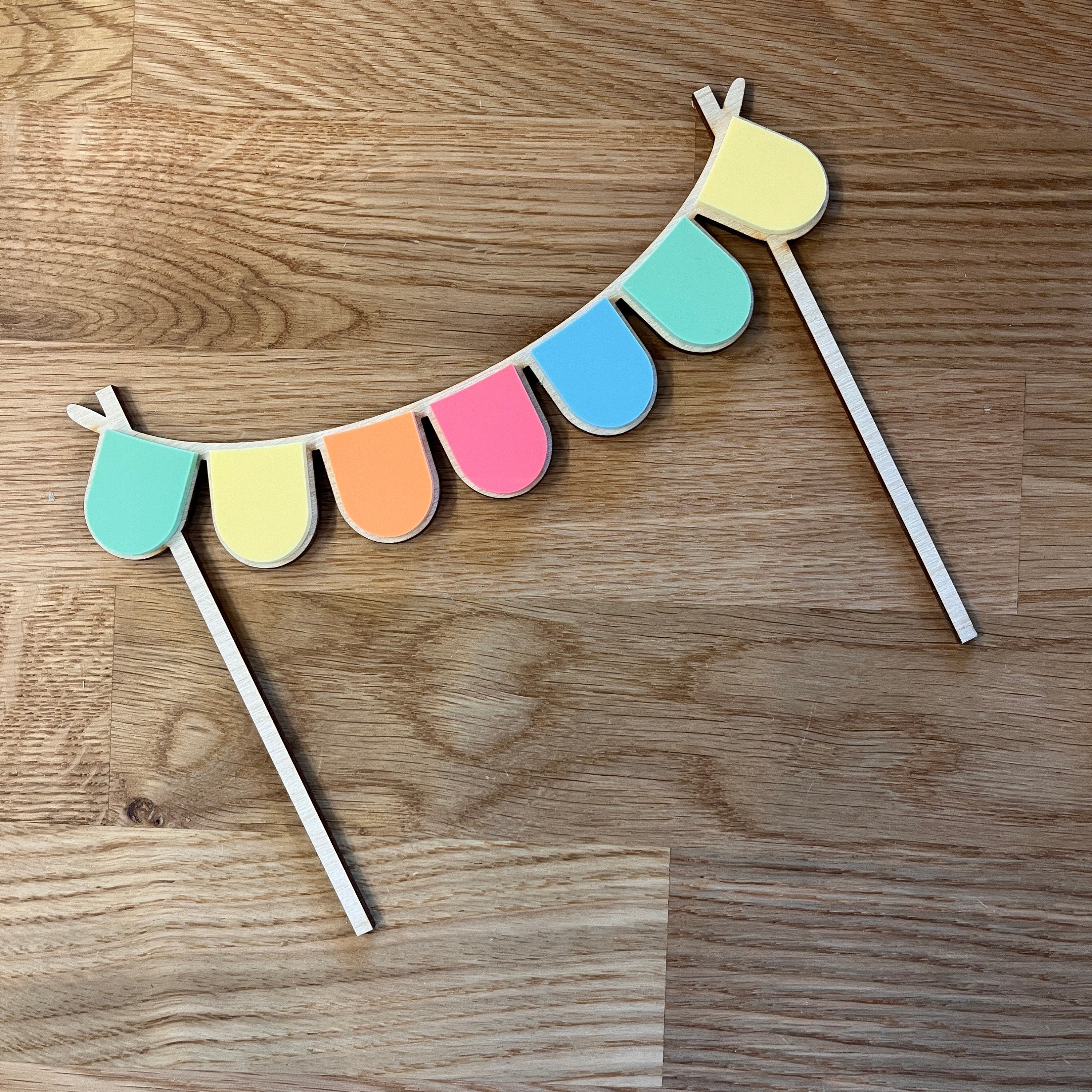 Wimpelkette bunt aus Acrylglas und Holz für Personalisierten Geburtstagsteller mit Vase und Kerze, Kerzenplatte, Geburtstagskranz