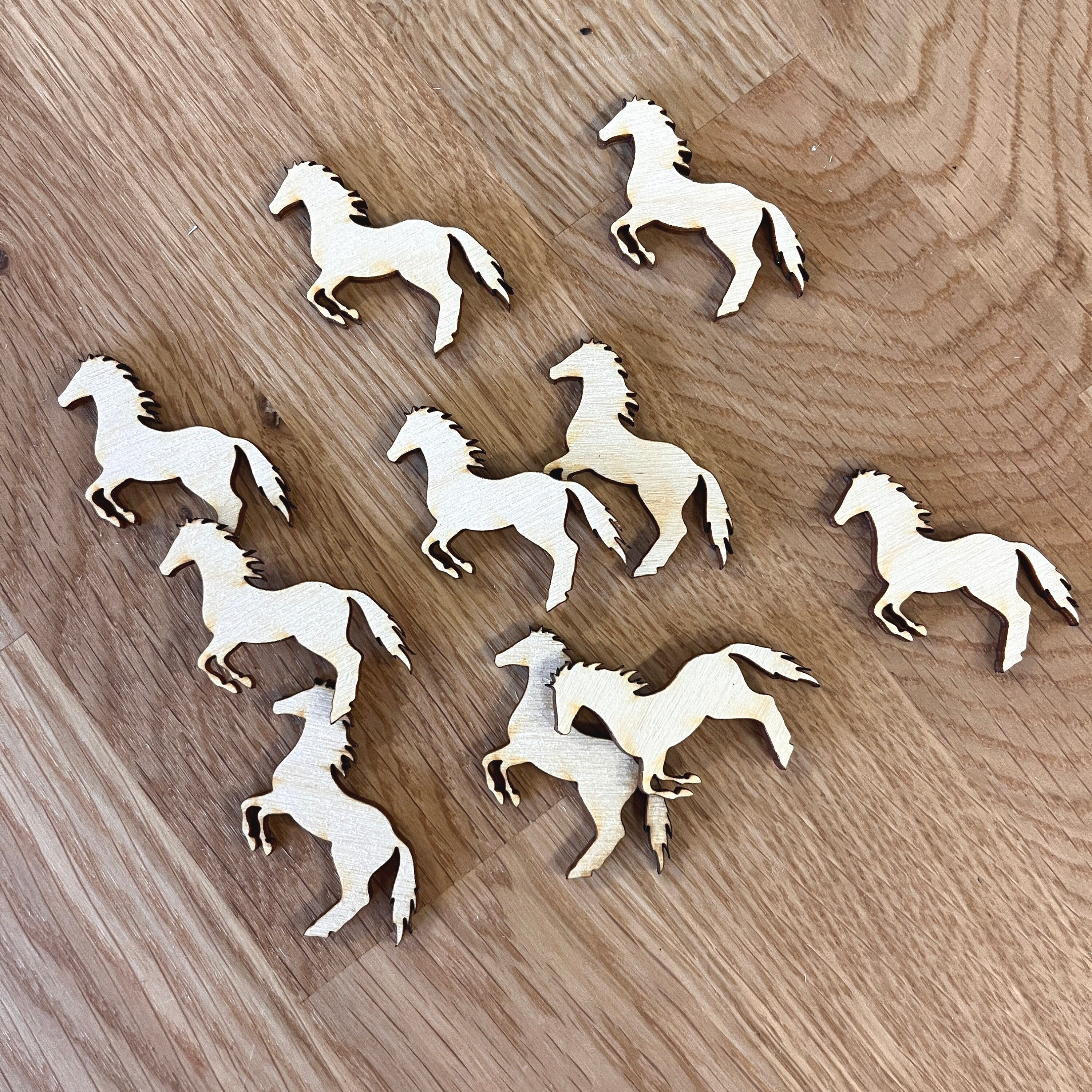 Streudeko Pferde, Pferde aus Holz, Tischdekoration, Geschenkdekoration