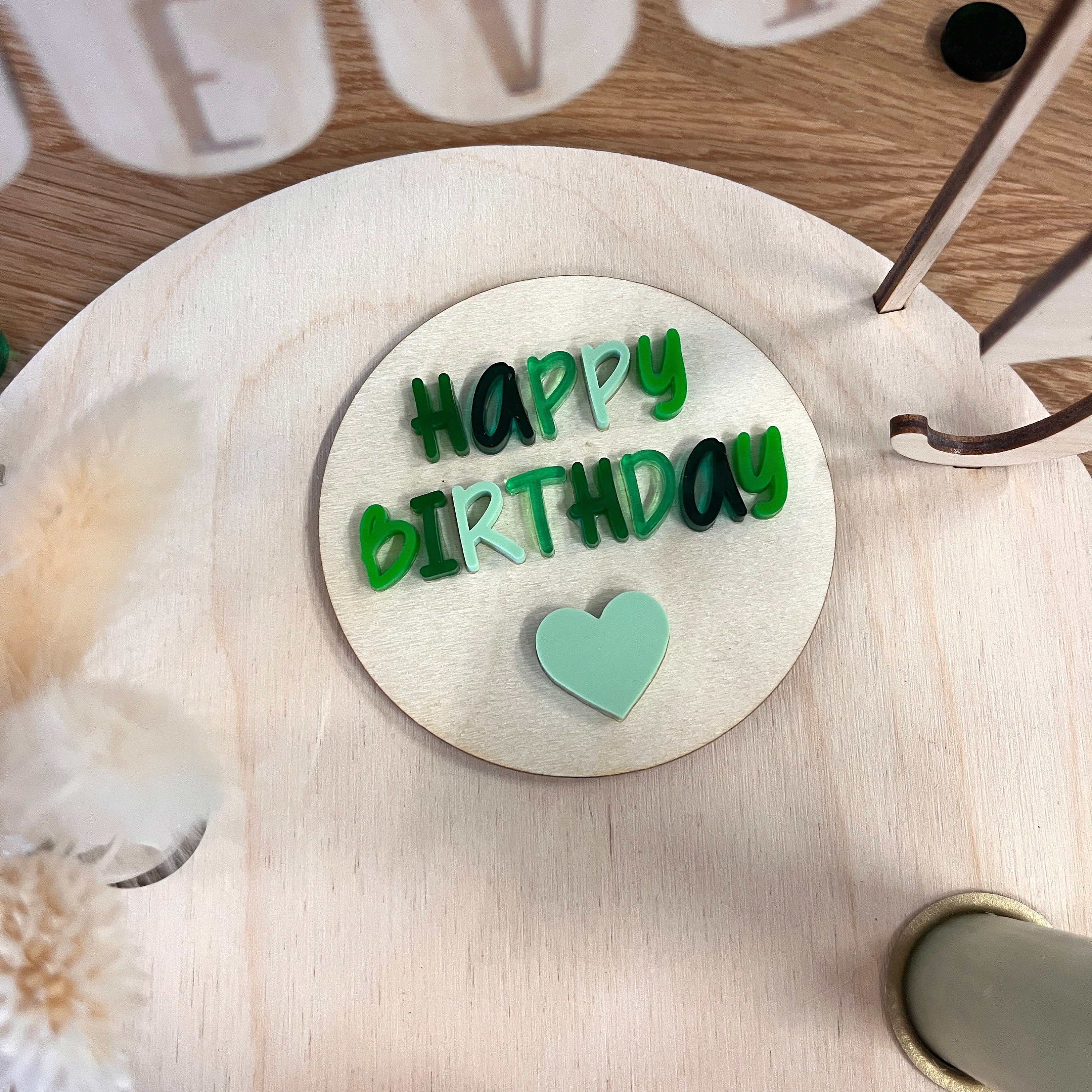 Personalisierter Geburtstagsteller grün mit Vase und Kerze, Kerzenplatte, Geburtstagsbrettchen, Geburtstagstafel, Geburtstagskranz
