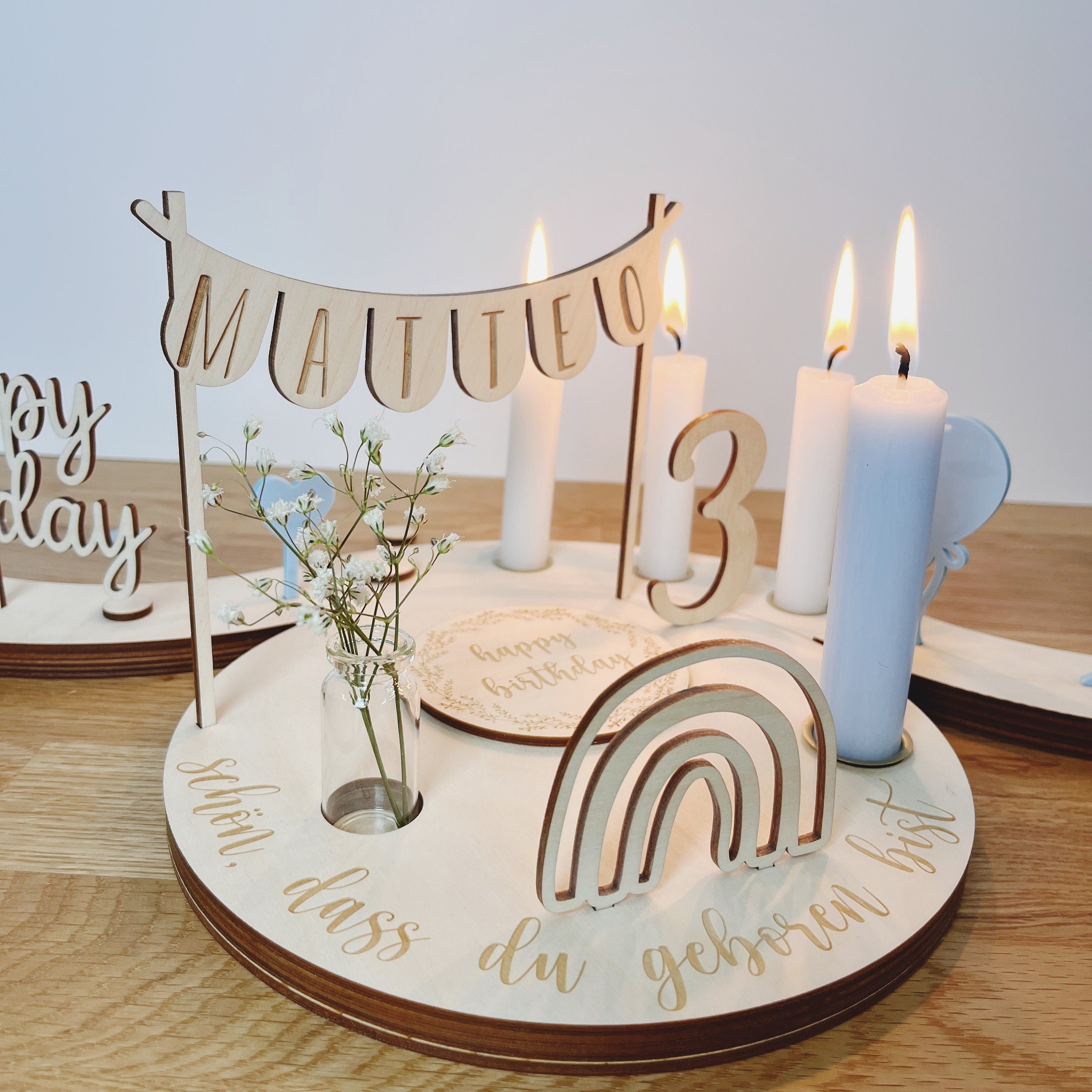 Personalisierter Geburtstagsteller pastellblau mit Vase und Kerze, Kerzenplatte, Geburtstagsbrettchen, Geburtstagstafel, Geburtstagskranz