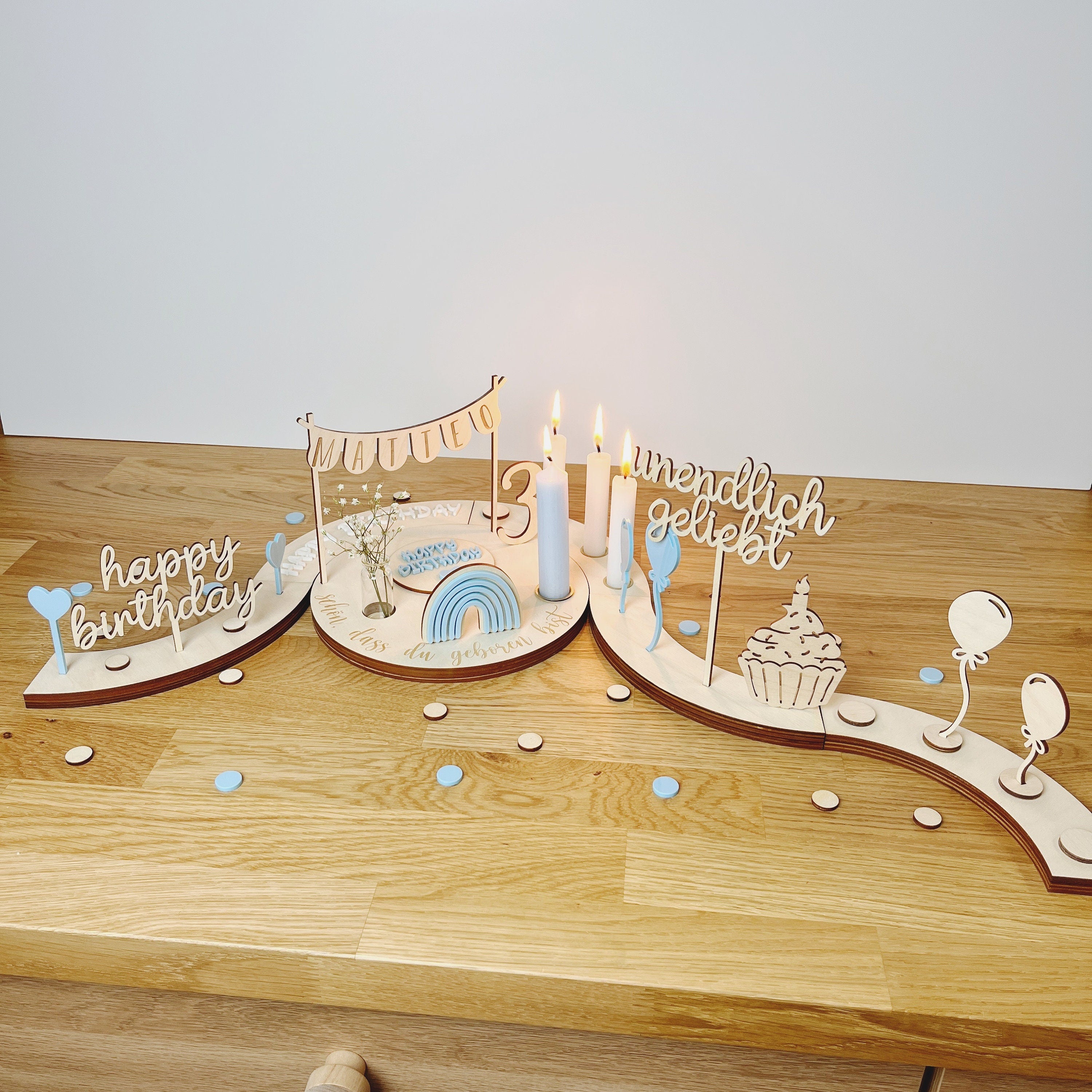 Personalisierter Geburtstagsteller pastellblau mit Vase und Kerze, Kerzenplatte, Geburtstagsbrettchen, Geburtstagstafel, Geburtstagskranz