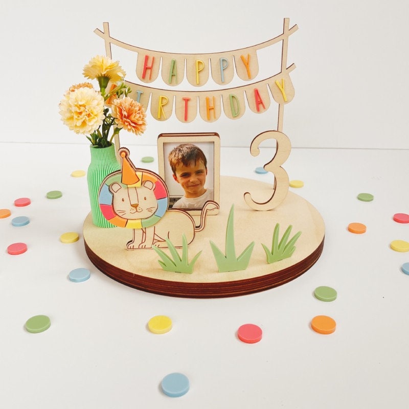 Geburtstagsteller aus Birkensperrholz mit Löwe bunt und Wimpelkette