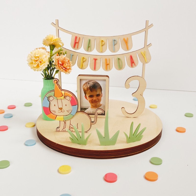 Geburtstagsteller aus Birkensperrholz mit Löwe bunt und Wimpelkette
