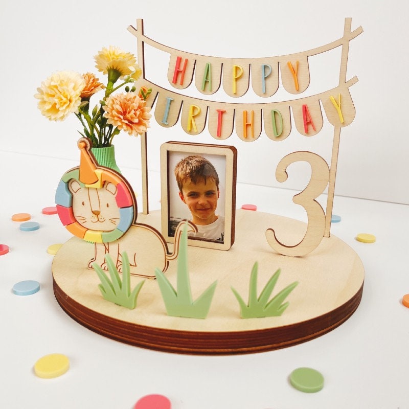 Geburtstagsteller aus Birkensperrholz mit Löwe bunt und Wimpelkette