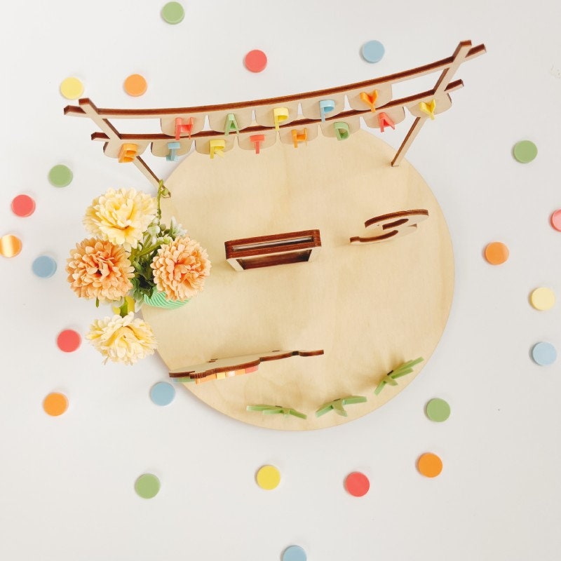 Geburtstagsteller mit bunter Wimpelkette und Löwe Motivstecker