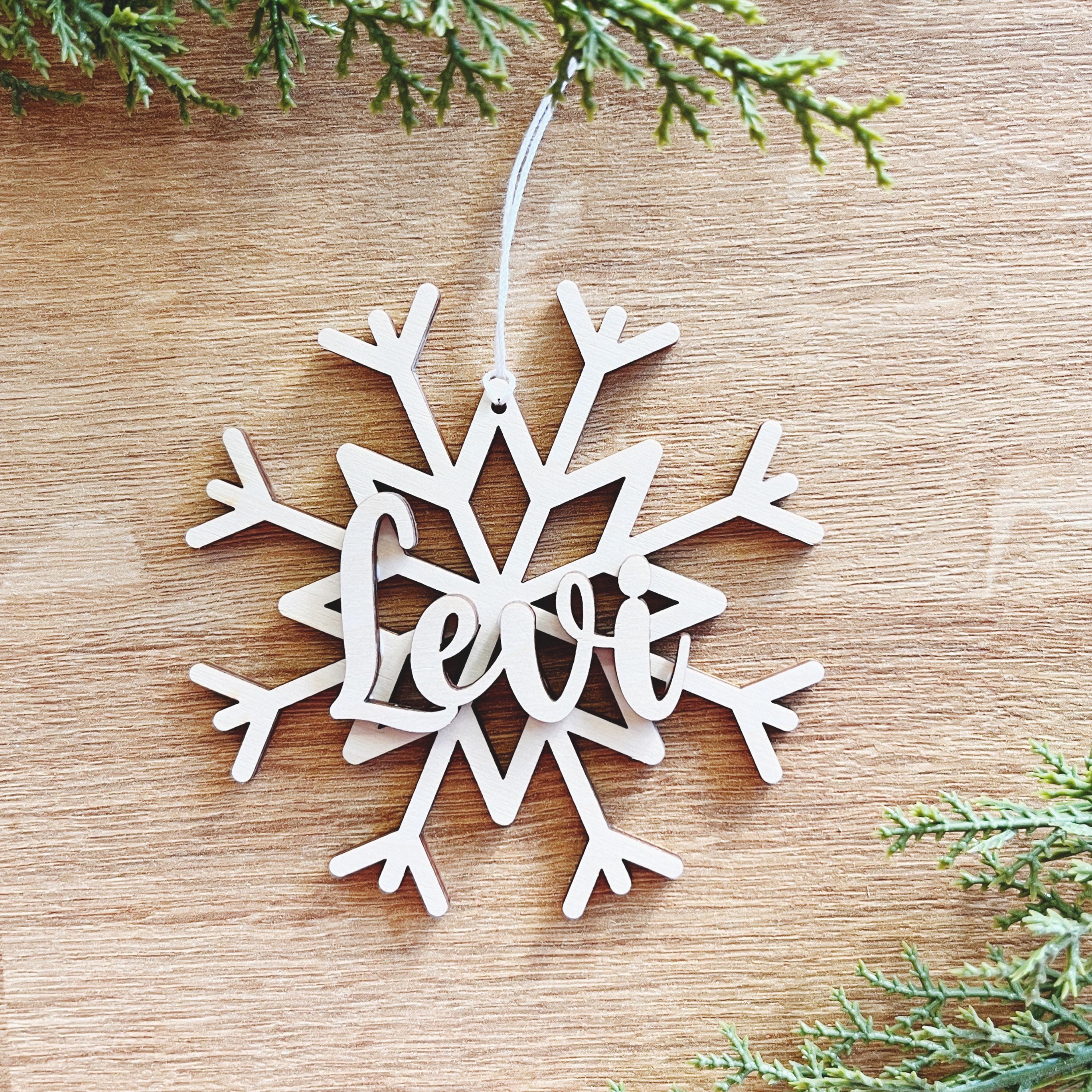 Christbaumschmuck Schneeflocken aus Holz mit Namen - Weihnachtsgeschenkanhänger-Personalisiertes Geschenk-Weihnachtsbaumdeko-Weihnachtsdeko