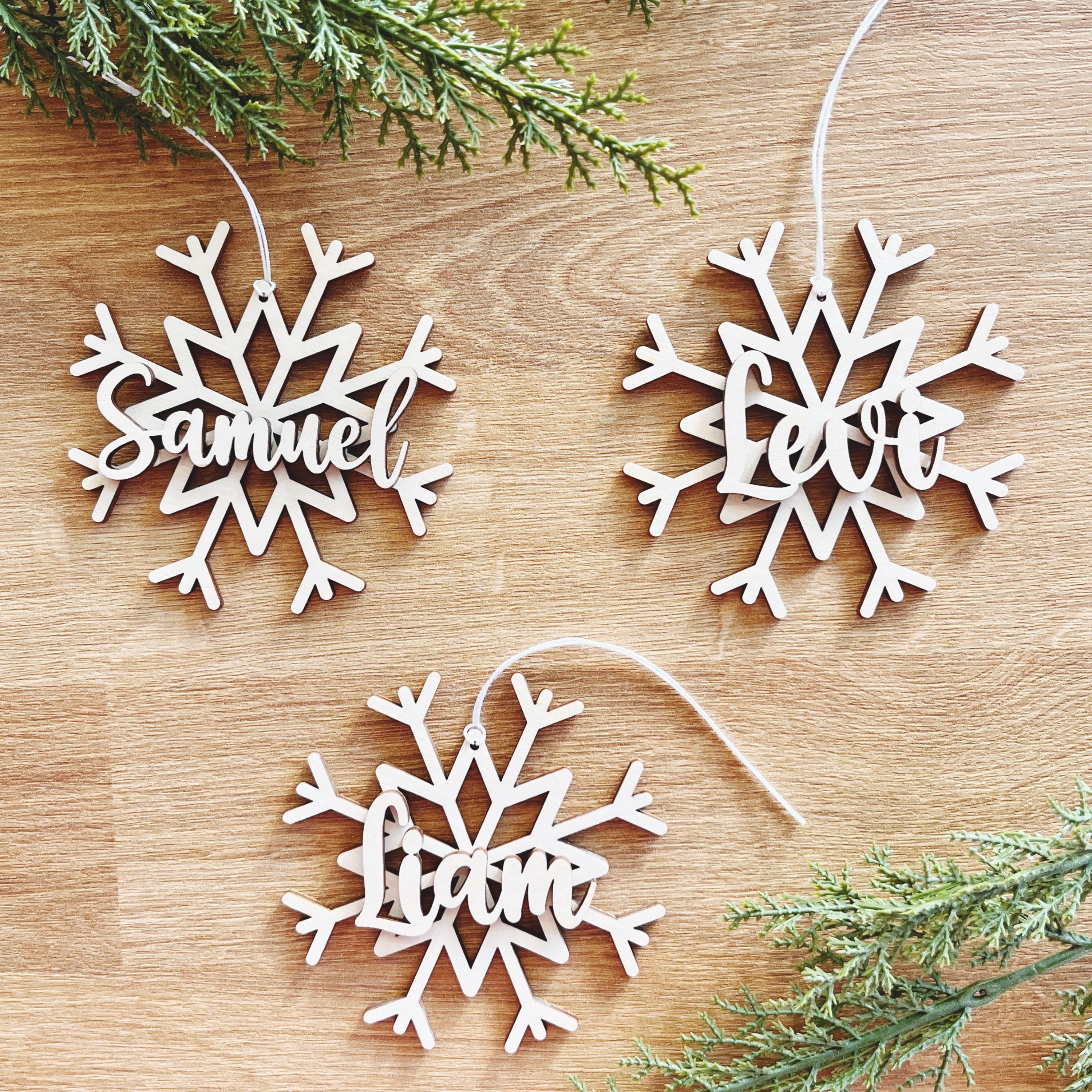 Christbaumschmuck Schneeflocken aus Holz mit Namen - Weihnachtsgeschenkanhänger-Personalisiertes Geschenk-Weihnachtsbaumdeko-Weihnachtsdeko