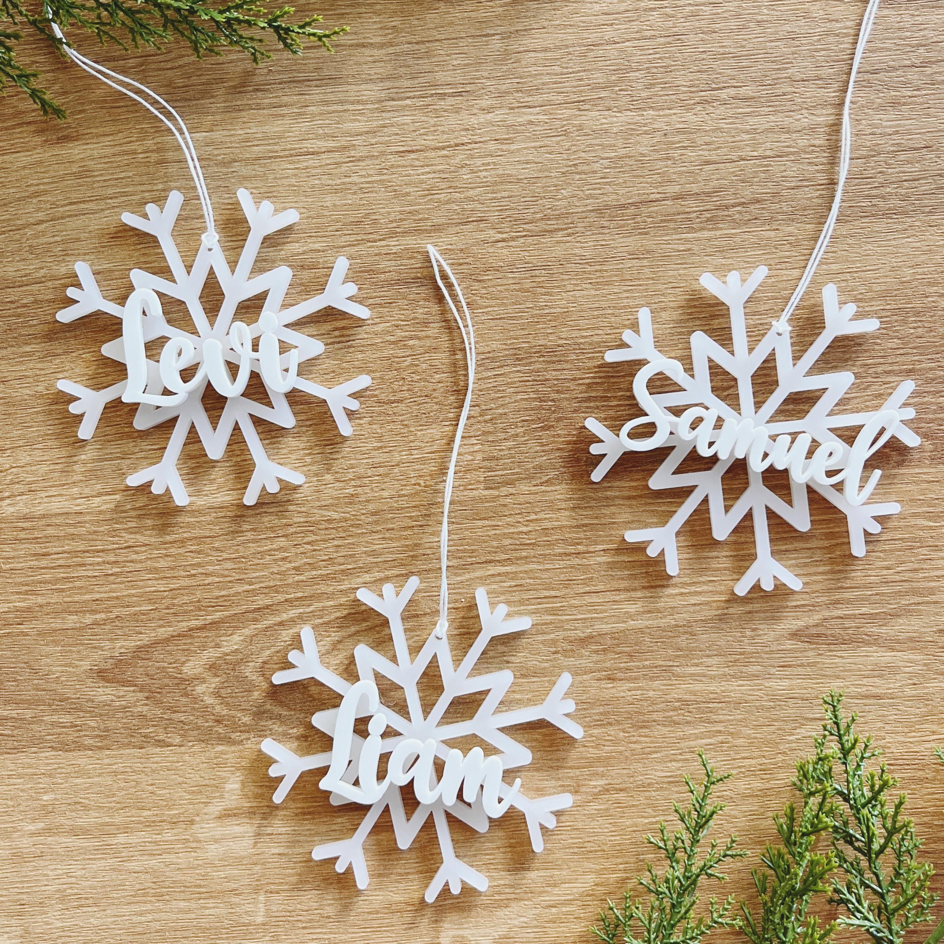 Christbaumschmuck Schneeflocken aus Acryl mit Namen - Weihnachtsgeschenkanhänger-Personalisiertes Geschenk-Weihnachtsbaumdeko-Weihnachtsdeko