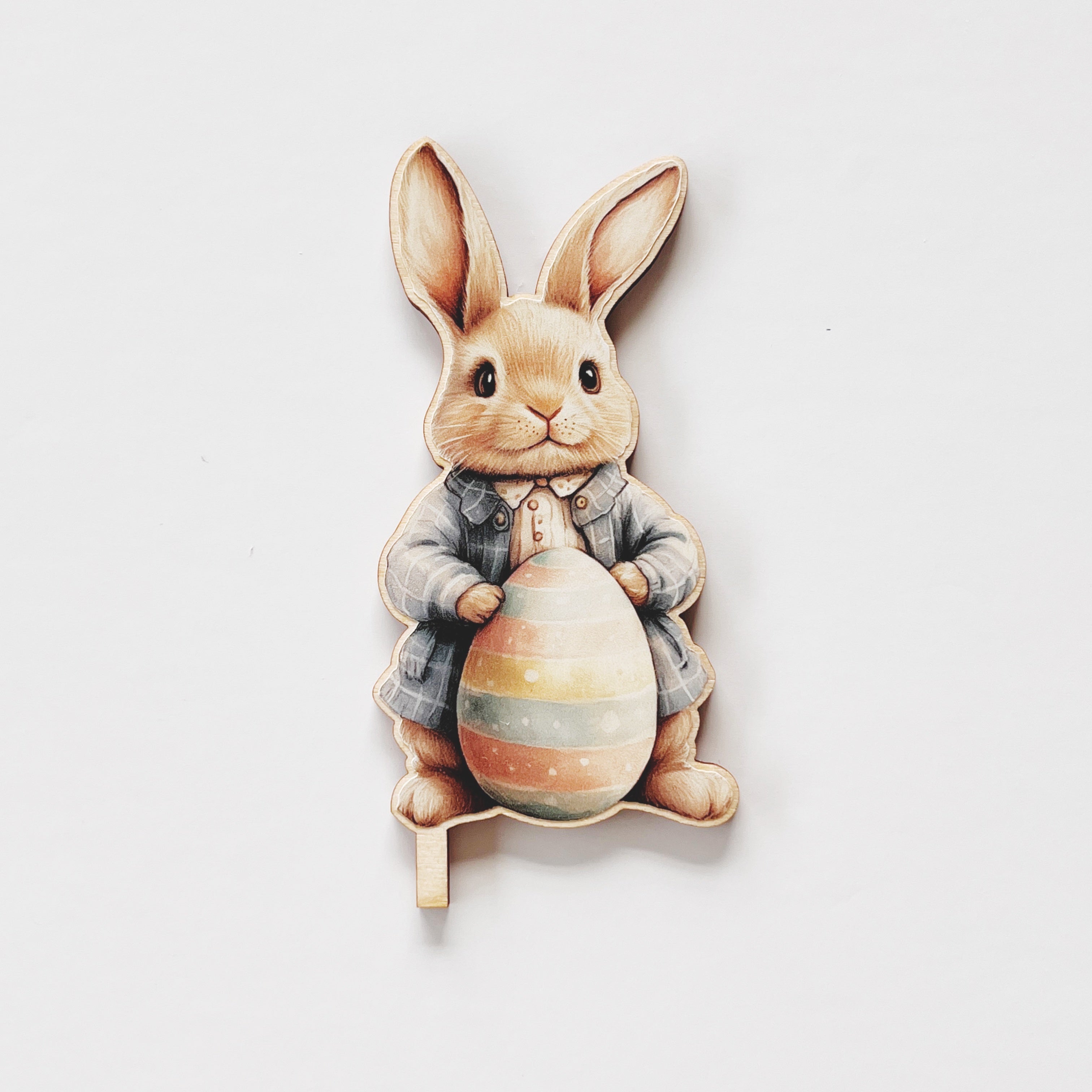 Motivstecker Hase mit einem Ei vor sich