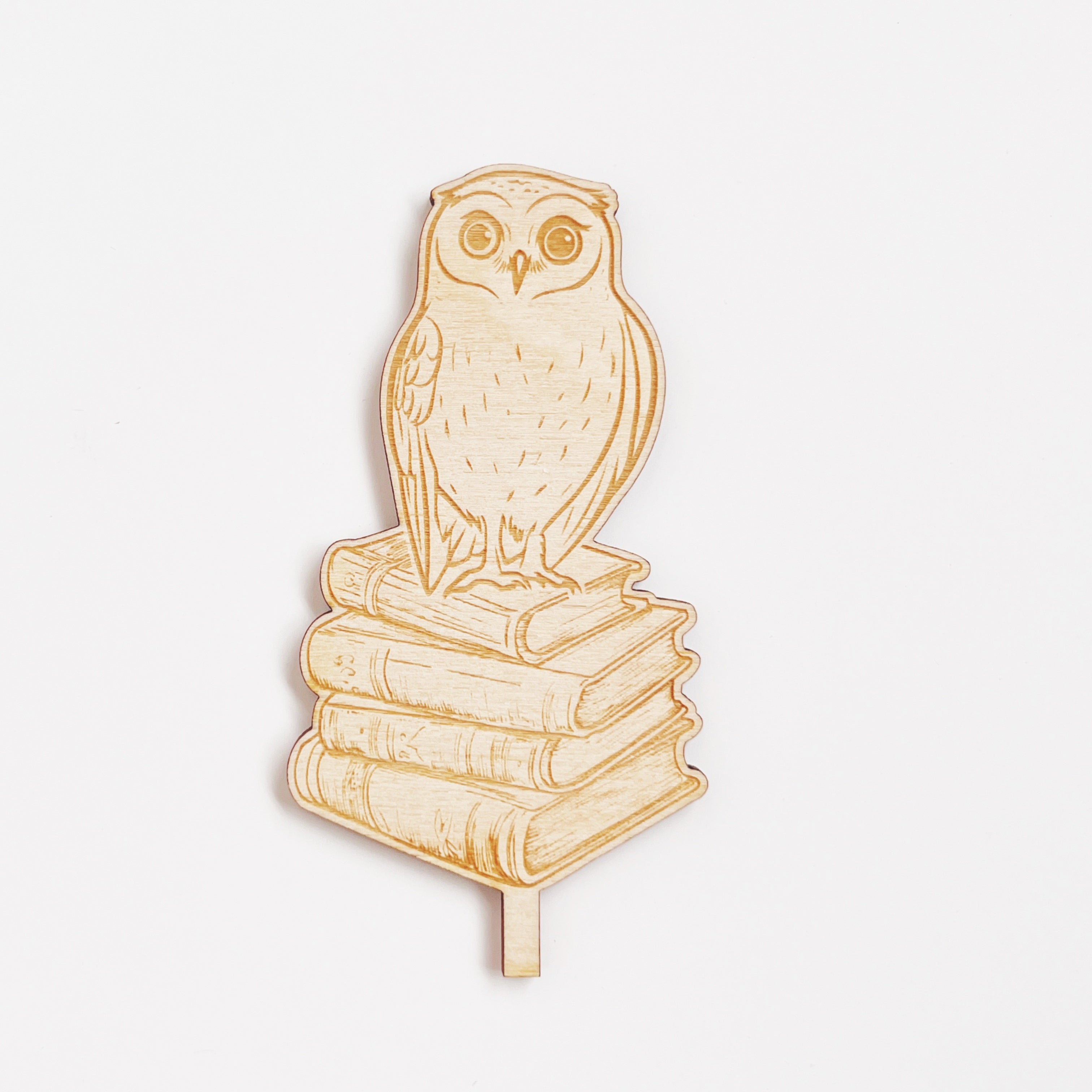 Motivstecker aus Holz, Eule auf Bücherstapel graviert