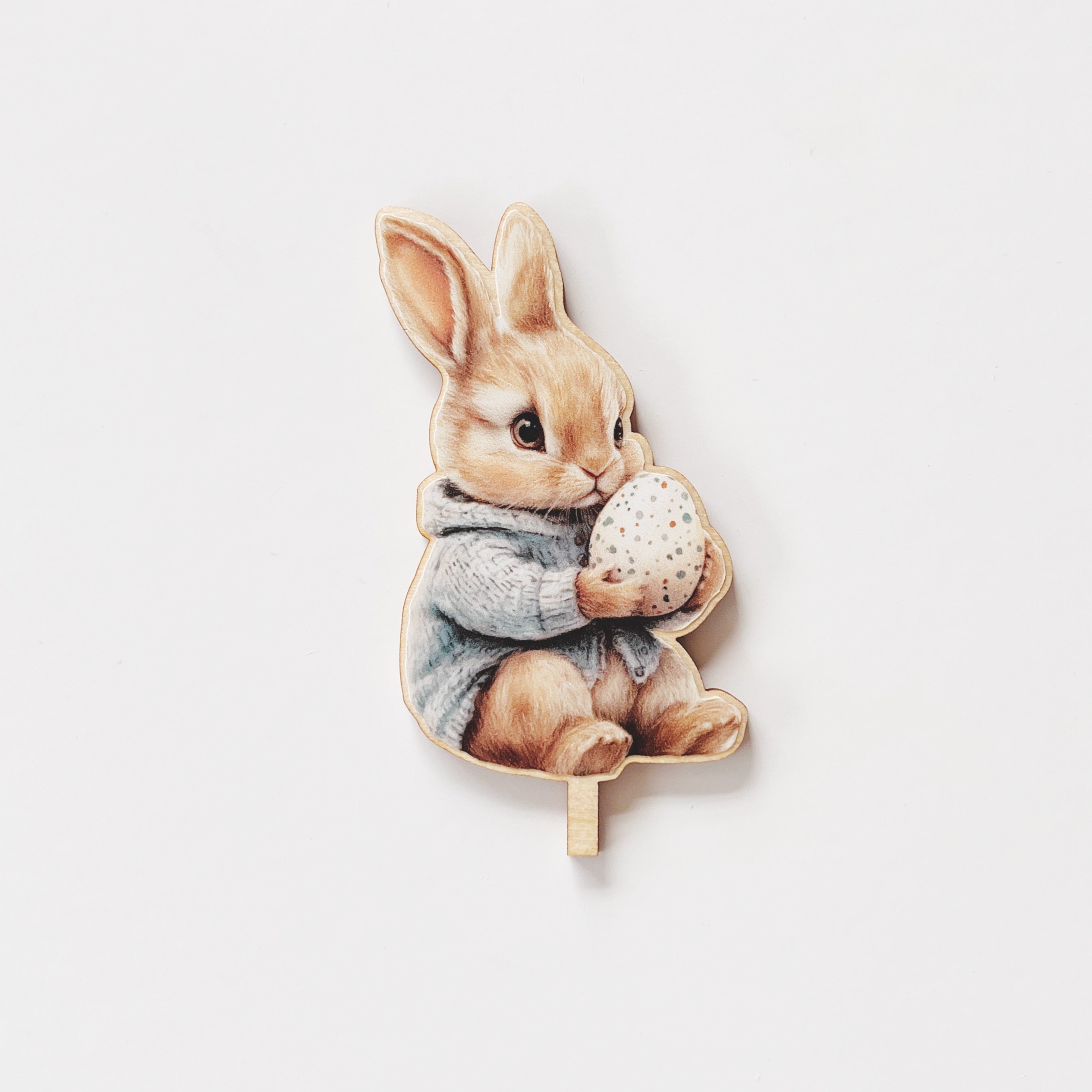 Motivstecker Hase sitzend mit Ei in der Hand