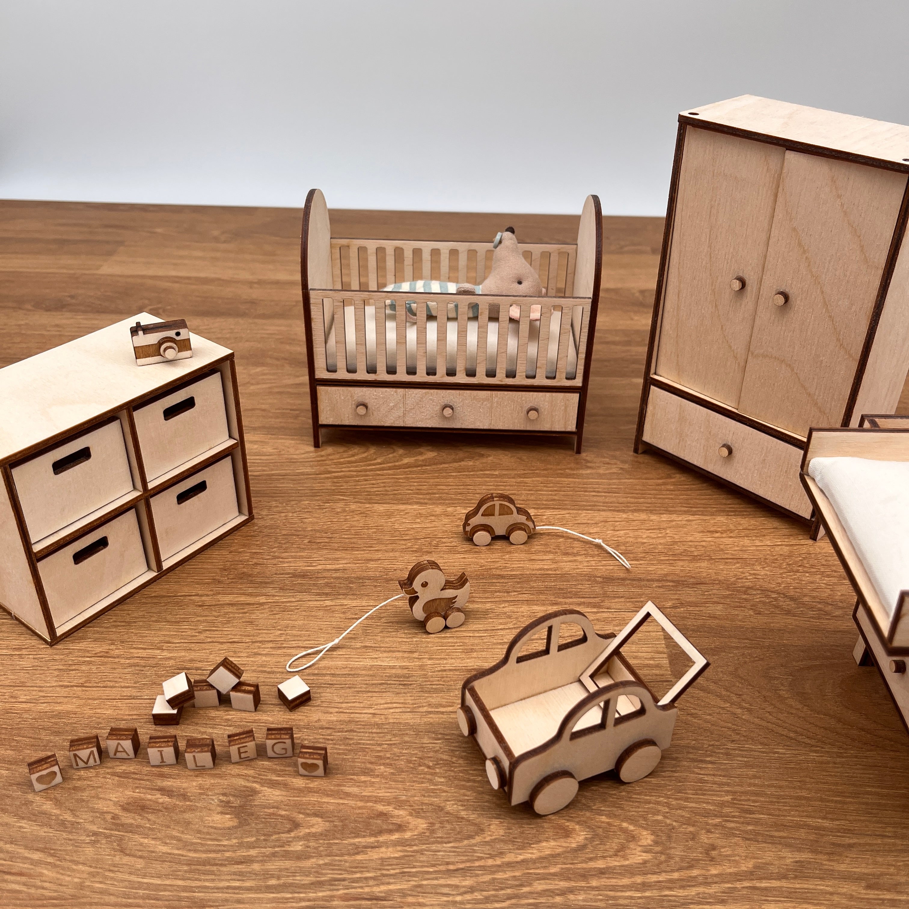 Kleiderschrank fürs Puppenhaus