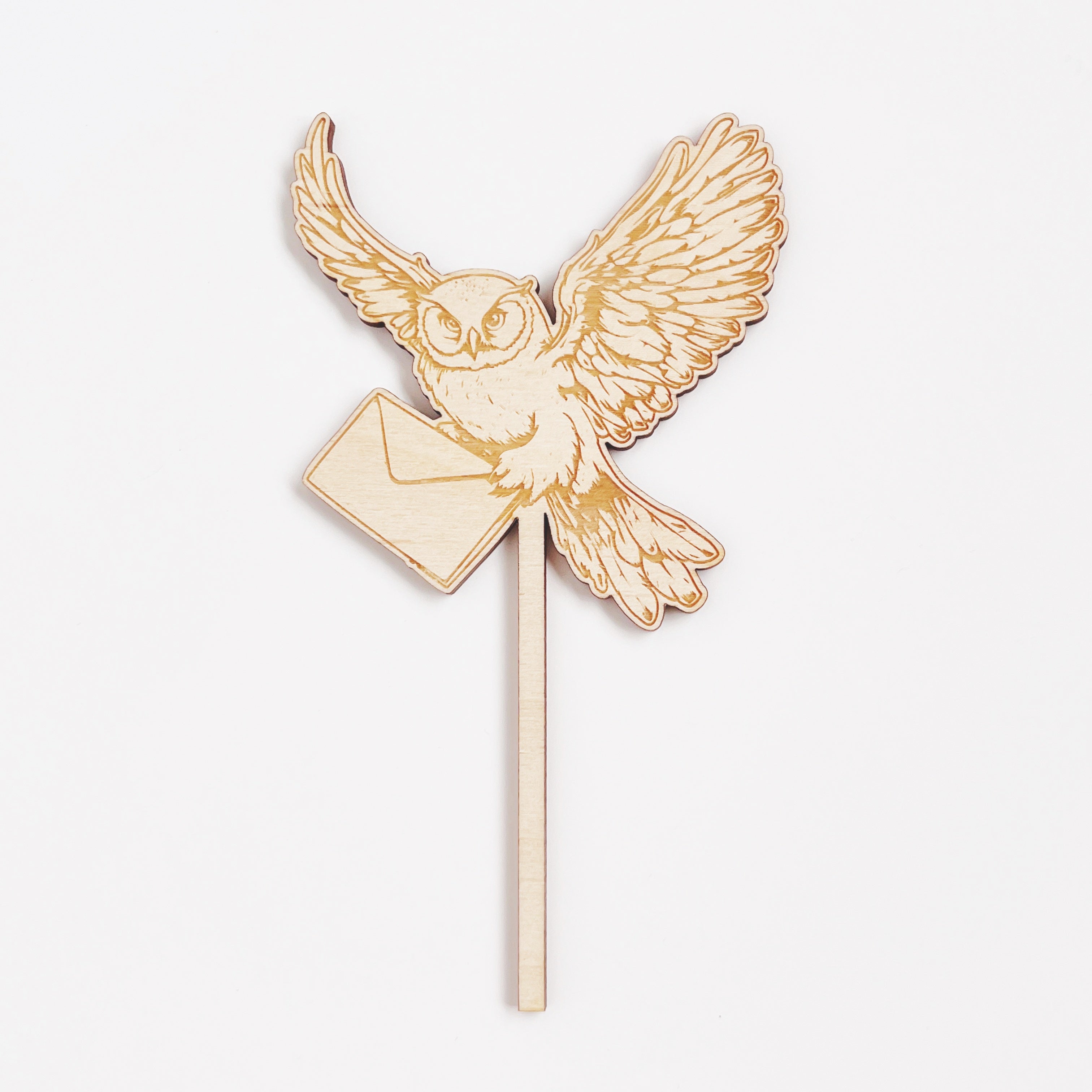Motivstecker aus Holz, Eule mit Brief, graviert